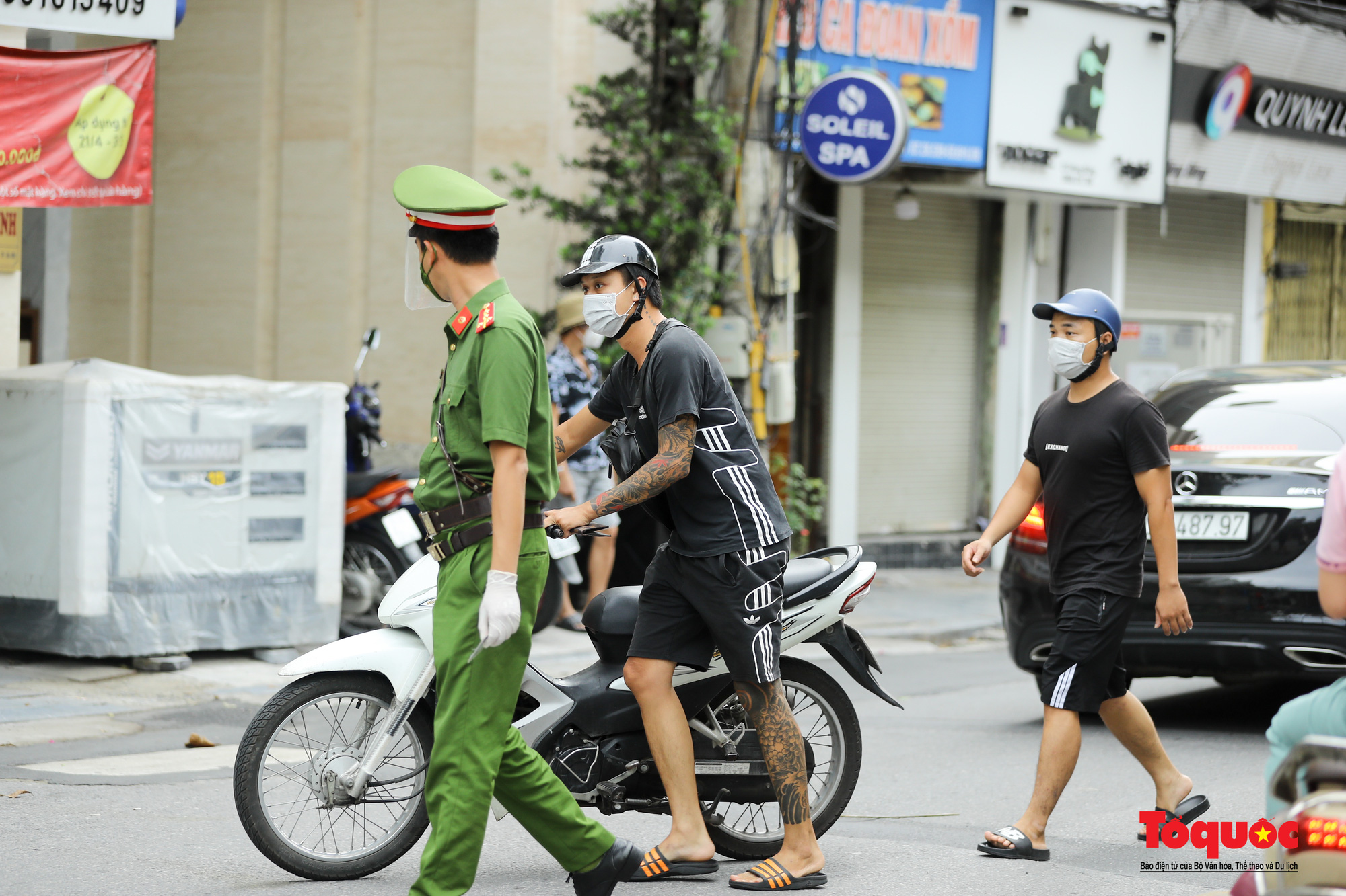 Công an quận Hoàn Kiếm triển khai tổ công tác đặc biệt kiểm soát giấy đi đường, nhiều trường hợp quay đầu bỏ chạy - Ảnh 9.