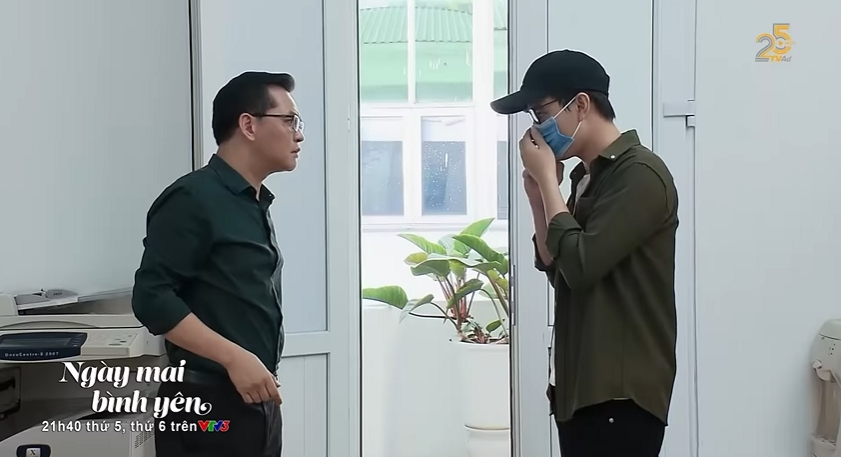 Ngày mai bình yên: &quot;Mr. Bản thân&quot; của Hướng dương ngược nắng vừa xuất hiện đã bỏ quên bố ở ngã tư gây cười tột độ - Ảnh 5.