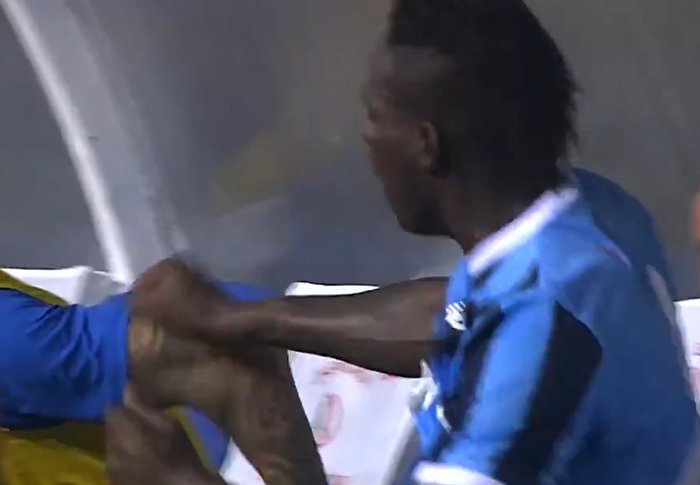 Balotelli đánh đồng đội vì &quot;giận cá chém thớt&quot; - Ảnh 2.