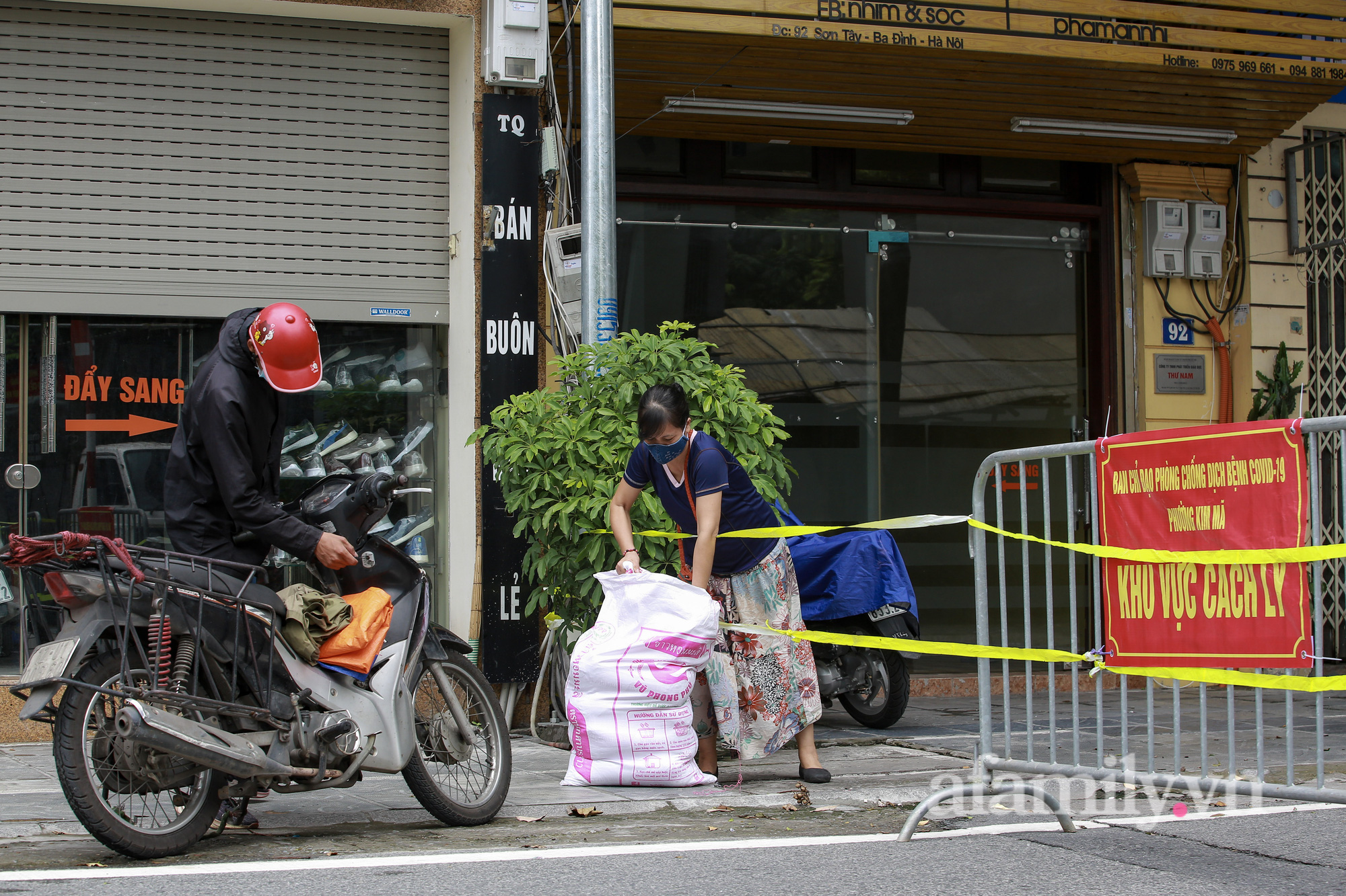 Hà Nội: Một đoạn phố Sơn Tây bị phong tỏa do có ca dương tính SARS-CoV-2 liên quan đến chợ Ngọc Hà - Ảnh 7.