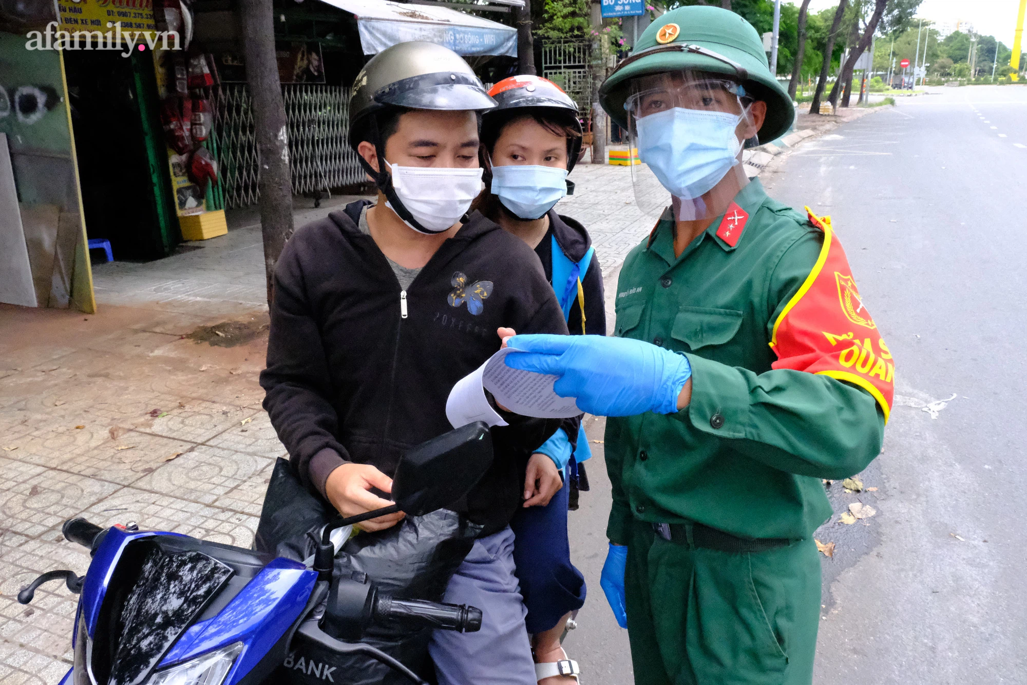 TP.HCM: Sàn giao dịch điện tử đề xuất giao sách giáo khoa miễn phí, hãng xe công nghệ xin &quot;đi chợ hộ&quot; mùa dịch - Ảnh 1.