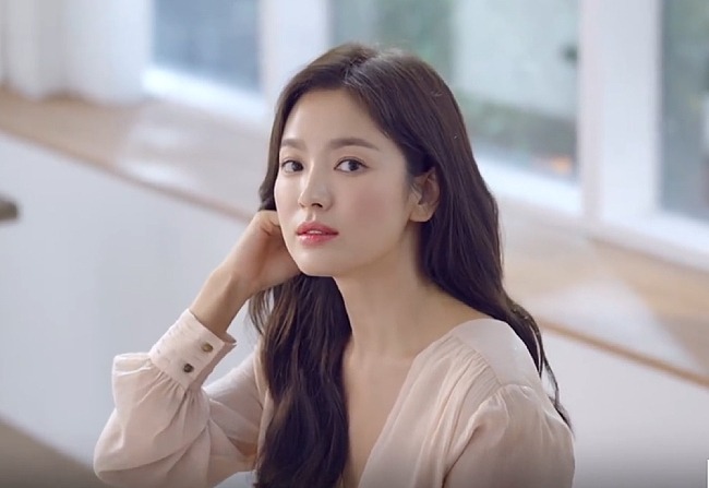 Song Hye Kyo &quot;vỗ mặt&quot; netizen khi bị so sánh Á hậu bị đế chế Samsung ruồng bỏ là đối thủ trên màn ảnh - Ảnh 2.