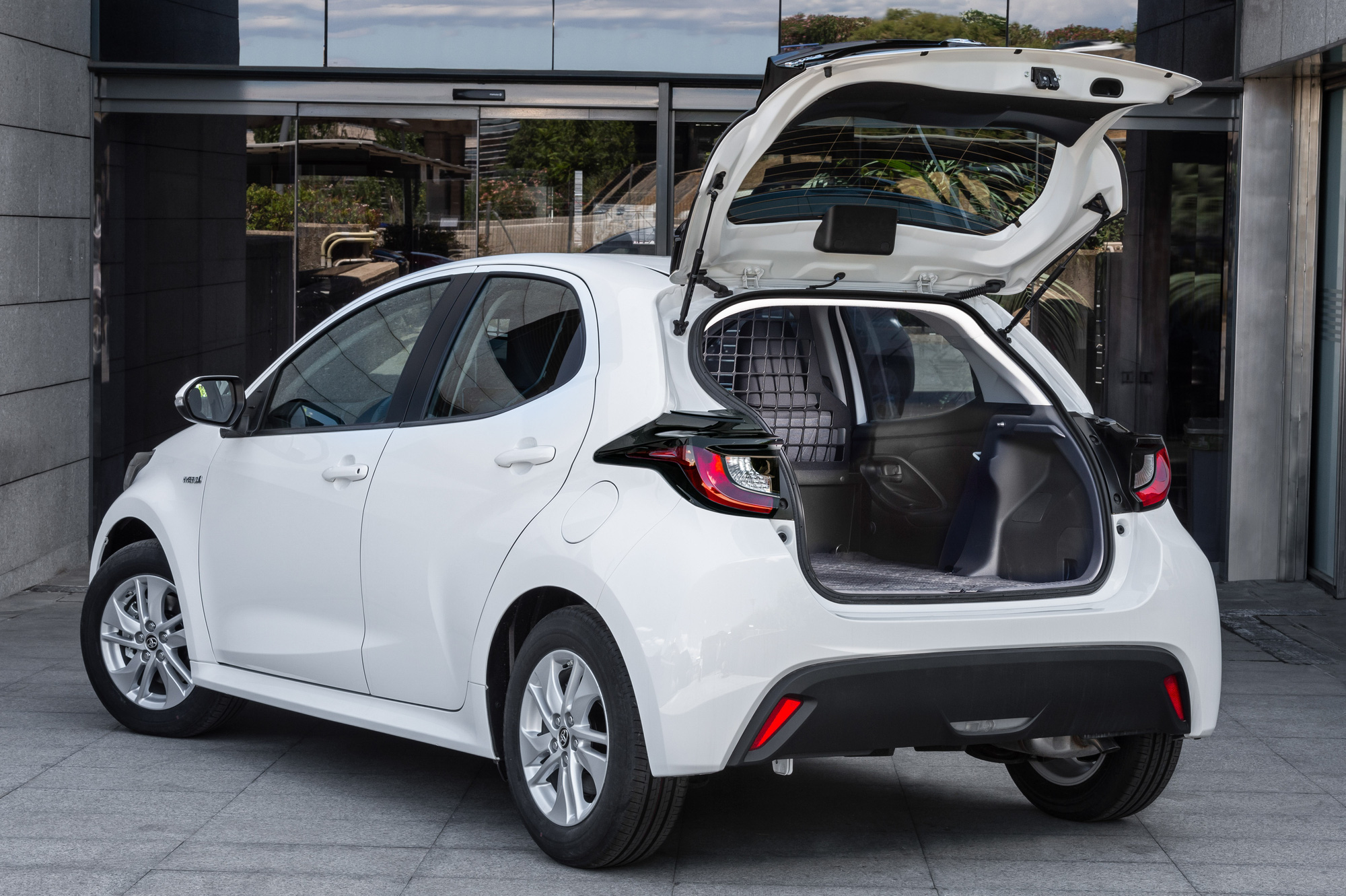 Ra mắt Toyota Yaris ECOVan - Xe dịch vụ giá quy đổi từ 640 triệu, bỏ ghế sau, rộng gần gấp 3 bản thường - Ảnh 2.