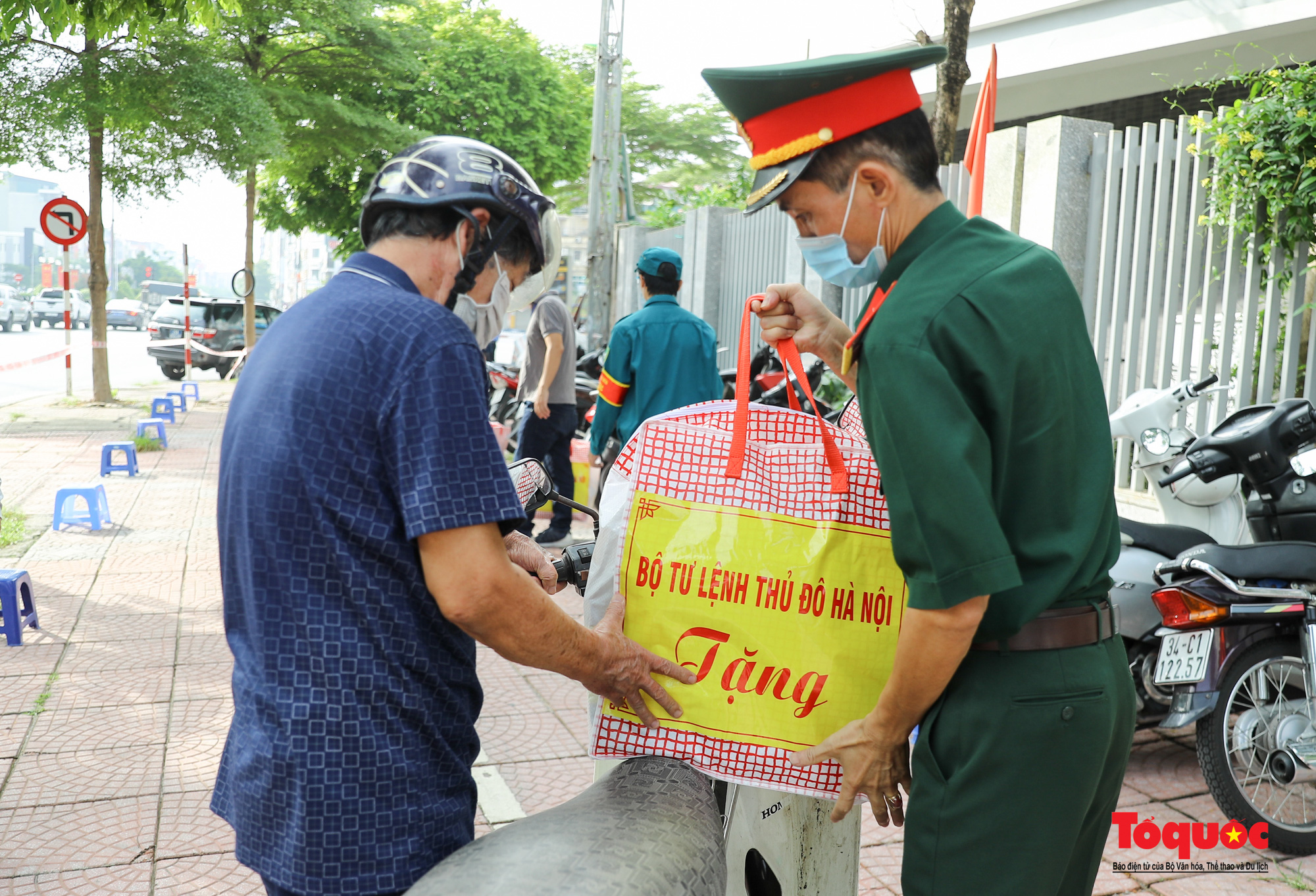 Bộ Tư lệnh Thủ đô mở &quot;gian hàng 0 đồng&quot; hỗ trợ người dân trong đại dịch Covid 19 - Ảnh 15.