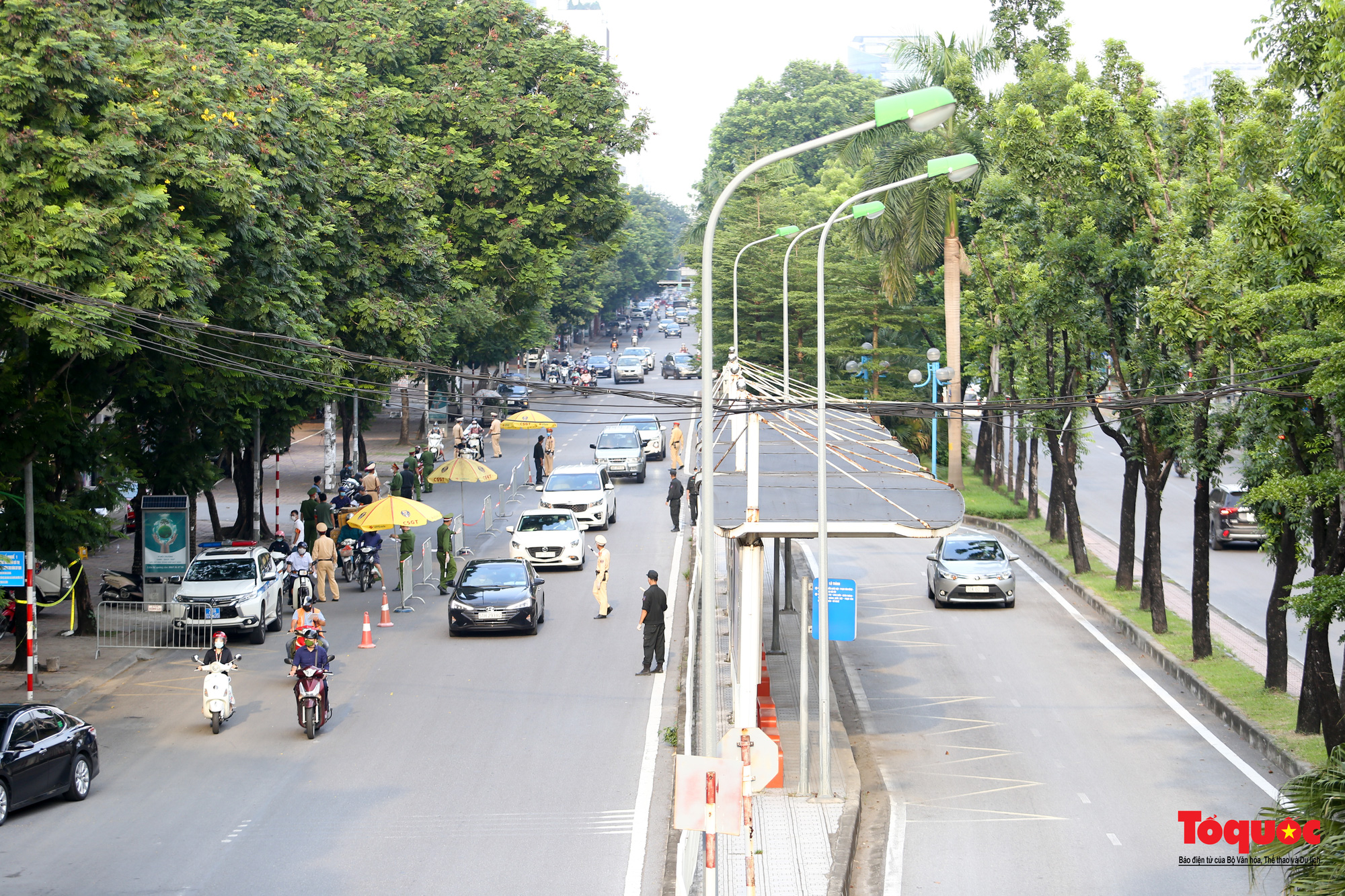 Hà Nội lập thêm 6 tổ &quot;141 đặc biệt&quot;, mật độ người dân ra đường vẫn đông - Ảnh 1.