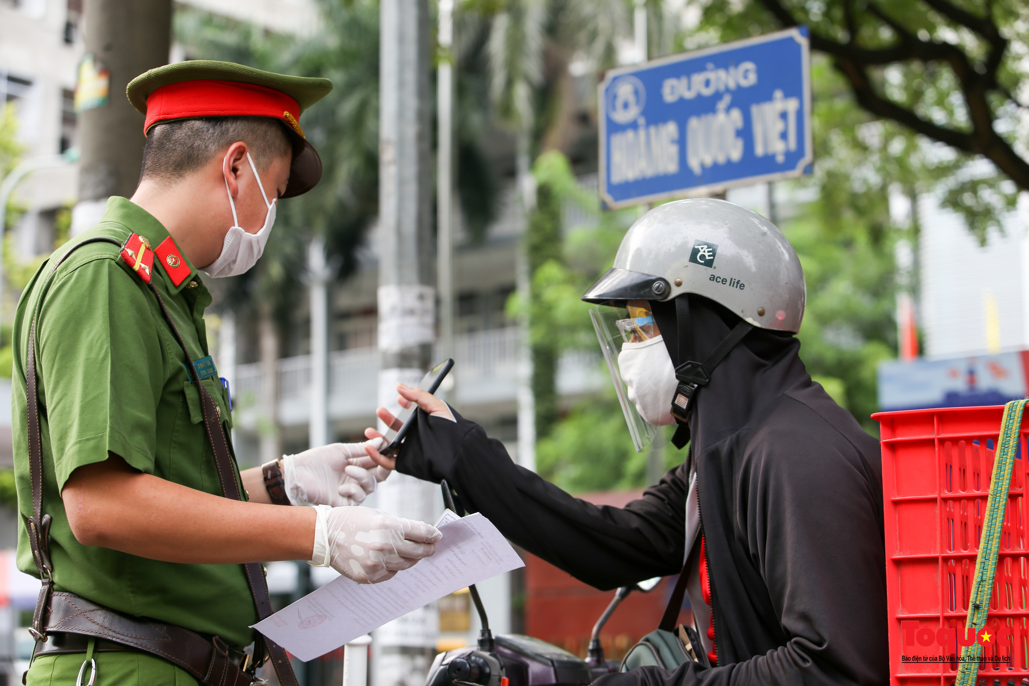 Hà Nội lập thêm 6 tổ &quot;141 đặc biệt&quot;, mật độ người dân ra đường vẫn đông - Ảnh 4.