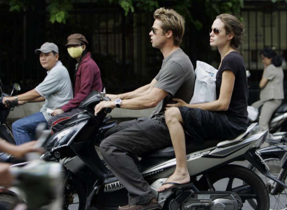 Loạt ảnh Brad - Angelina Jolie thập niên 2000 gây bão mạng: Visual như tranh vẽ, đỉnh nhất hình lái xe máy, đi dép lê ở Việt Nam - Ảnh 5.