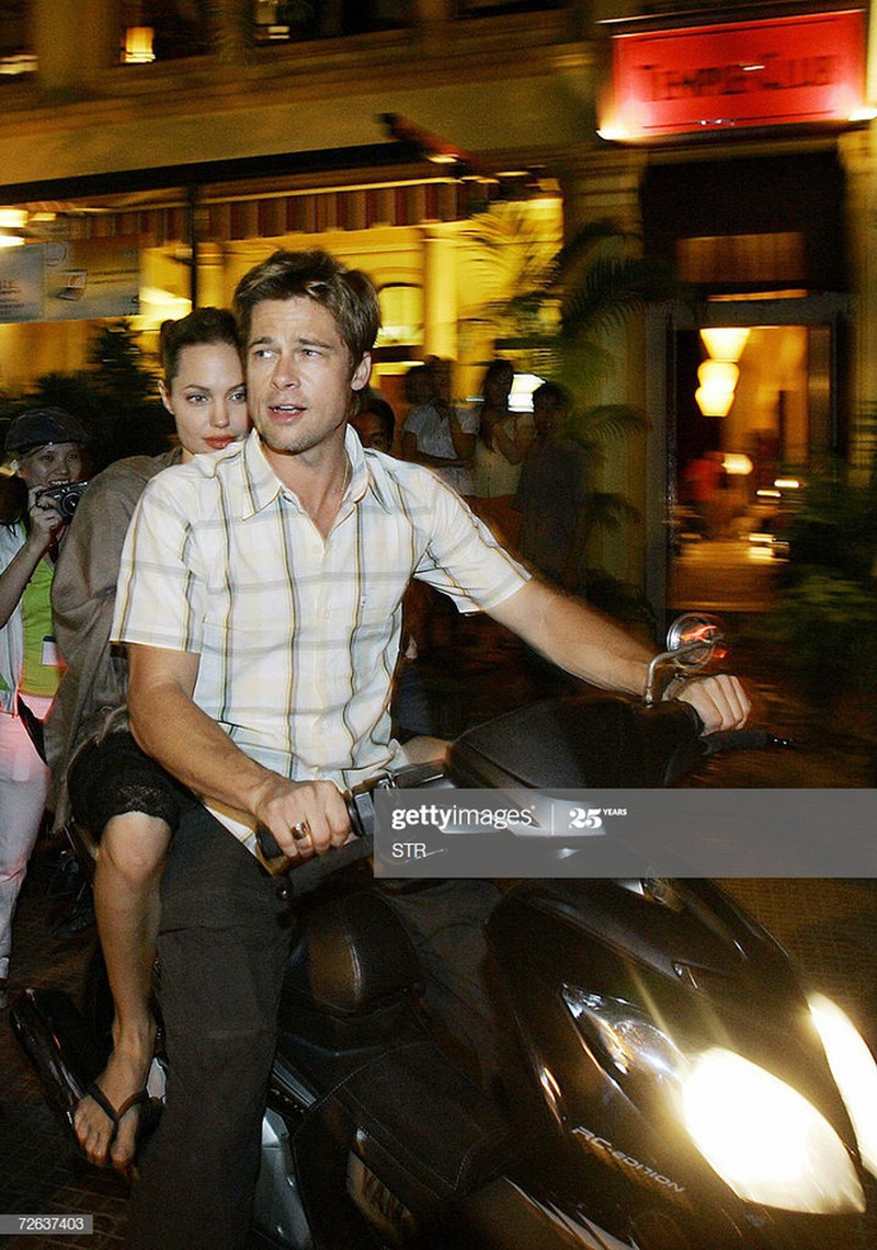 Loạt ảnh Brad - Angelina Jolie thập niên 2000 gây bão mạng: Visual như tranh vẽ, đỉnh nhất hình lái xe máy, đi dép lê ở Việt Nam - Ảnh 6.