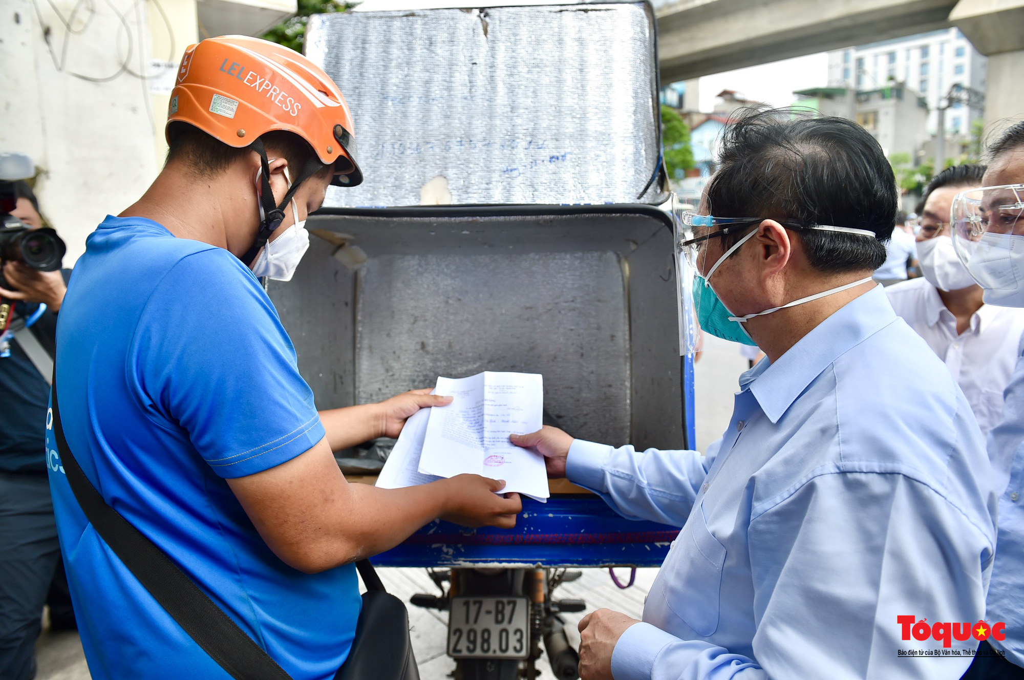 Thủ tướng Phạm Minh Chính đột xuất kiểm tra điểm nóng nhất về COVID-19 tại Quận Thanh Xuân - Ảnh 3.