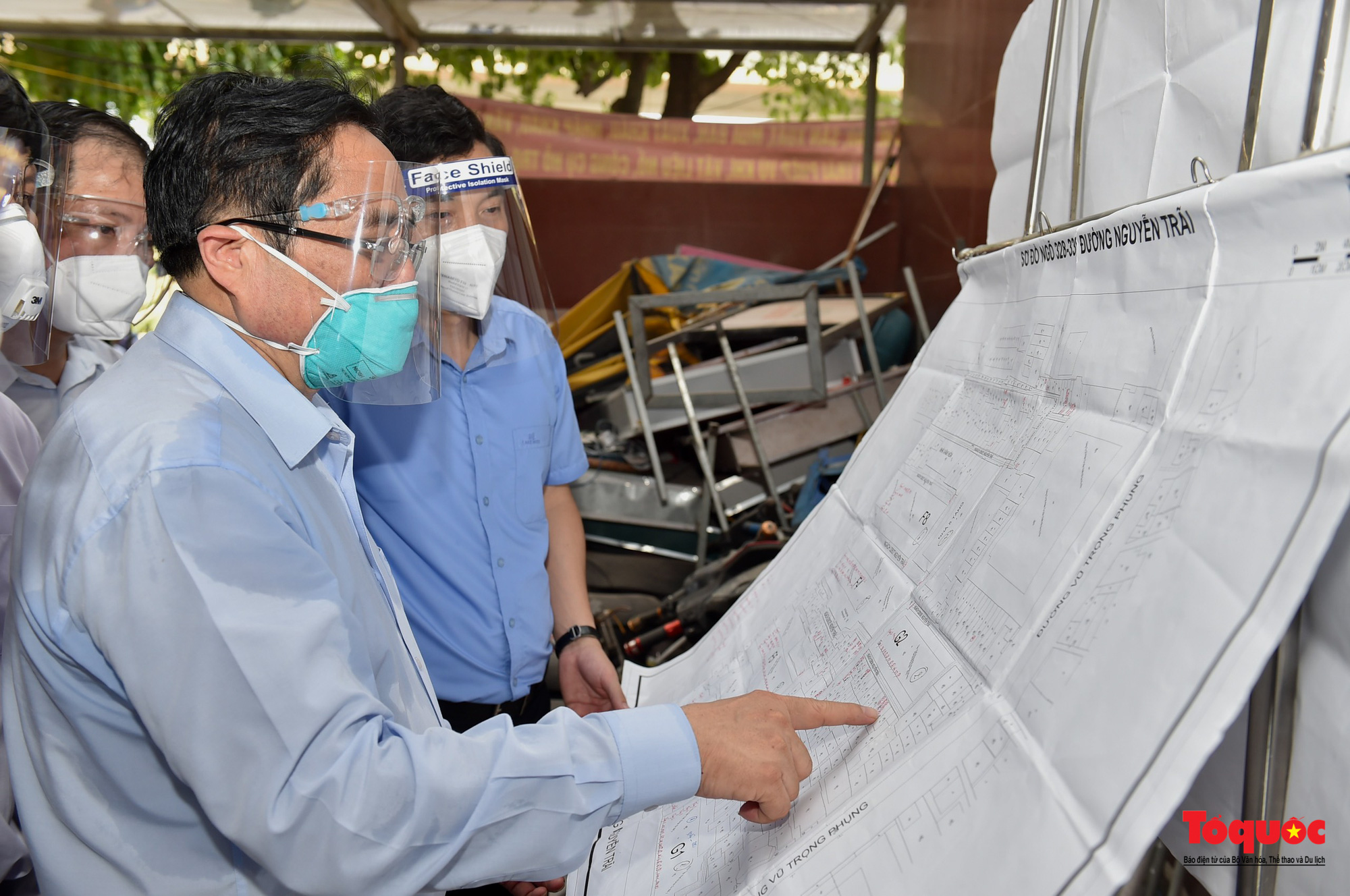 Thủ tướng Phạm Minh Chính đột xuất kiểm tra điểm nóng nhất về COVID-19 tại Quận Thanh Xuân - Ảnh 12.