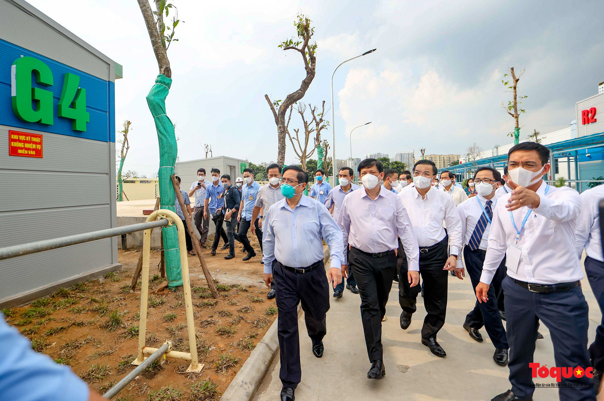Thủ tướng thị sát Bệnh viện dã chiến điều trị COVID-19 hiện đại nhất Hà Nội - Ảnh 2.