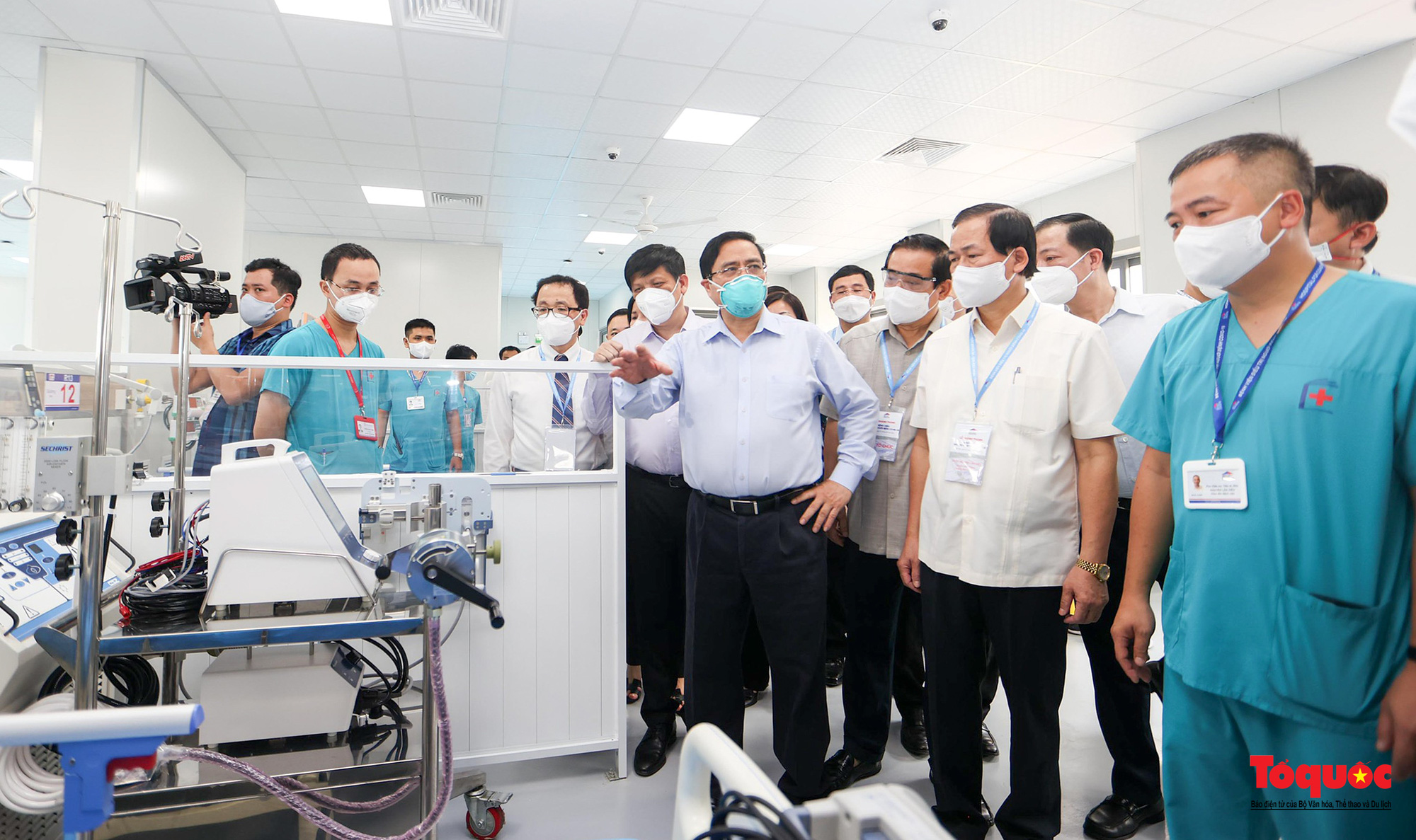Thủ tướng thị sát Bệnh viện dã chiến điều trị COVID-19 hiện đại nhất Hà Nội - Ảnh 3.