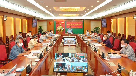 Ủy ban Kiểm tra Trung ương yêu cầu xem xét, xử lý các tổ chức đảng, các cá nhân vi phạm tại Hà Nội, TP HCM - Ảnh 1.