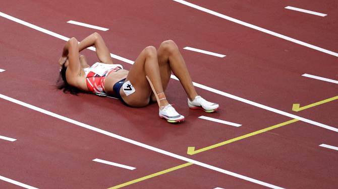 Xúc động khoảnh khắc nữ VĐV nén đau hoàn tất phần thi tại Olympic - Ảnh 2.