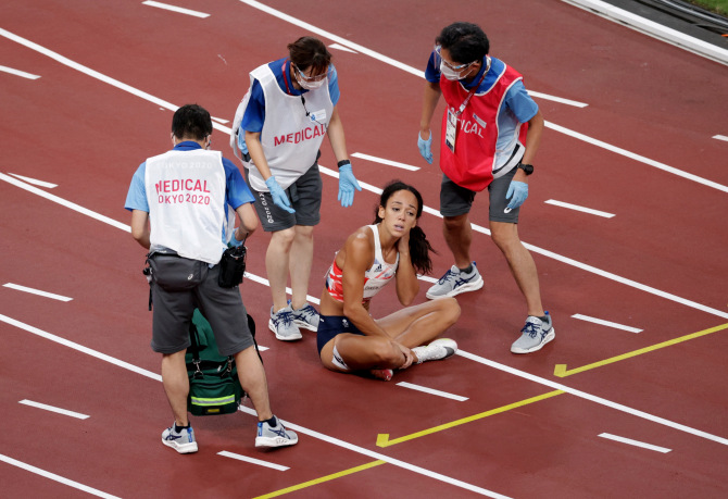 Xúc động khoảnh khắc nữ VĐV nén đau hoàn tất phần thi tại Olympic - Ảnh 3.
