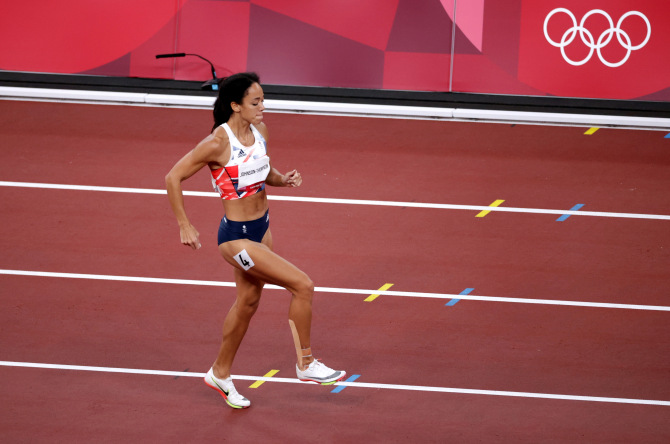 Xúc động khoảnh khắc nữ VĐV nén đau hoàn tất phần thi tại Olympic - Ảnh 5.