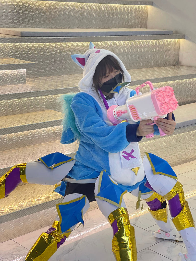 Tạo dáng khó đỡ để cosplay Urgot Vệ Binh Tinh Tú, nữ MC LPL dở khóc dở mếu vì hậu quả không khép nổi chân - Ảnh 8.