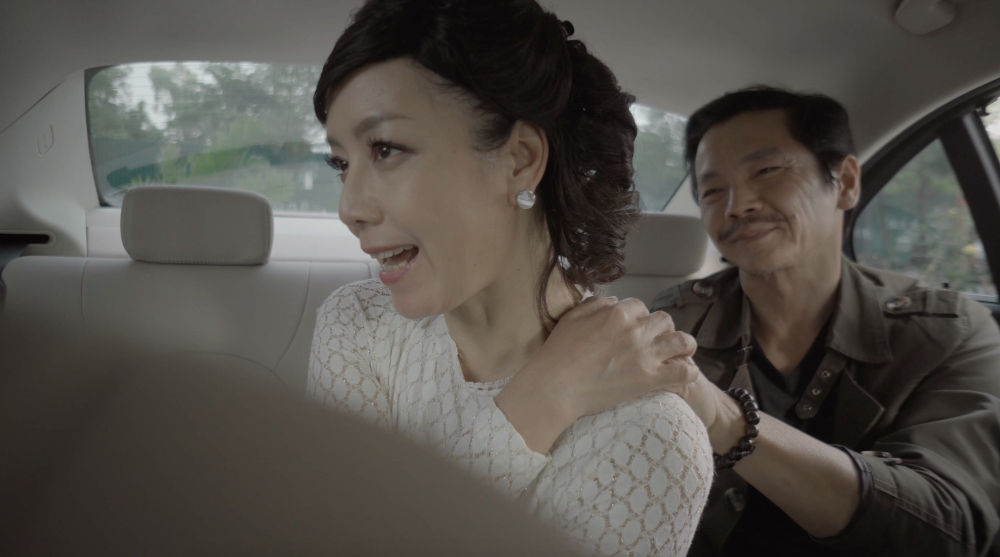 Mặt nạ hạnh phúc tập 15: Bà Trang (NSƯT Chiều Xuân) bắt gặp cảnh giúp việc ngã lên người chồng đang cởi trần - Ảnh 5.