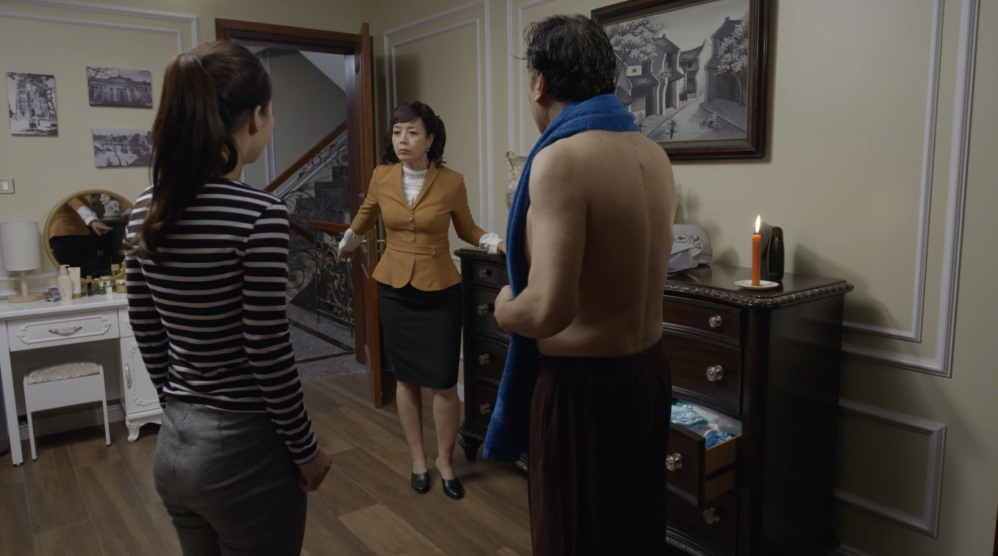 Mặt nạ hạnh phúc tập 15: Bà Trang (NSƯT Chiều Xuân) bắt gặp cảnh giúp việc ngã lên người chồng đang cởi trần - Ảnh 3.