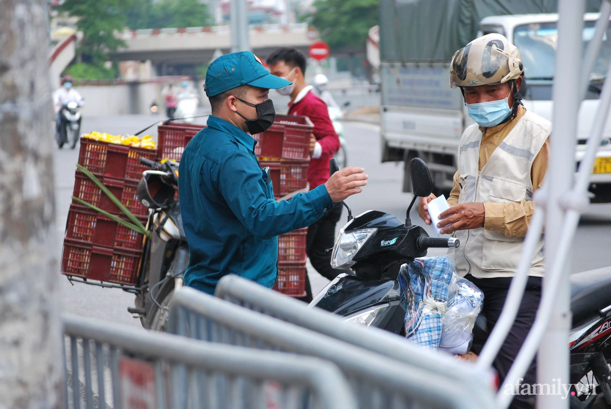 Chính chức: Hà Nội tiếp tục giãn cách xã hội đến 6h ngày 23/8  - Ảnh 1.