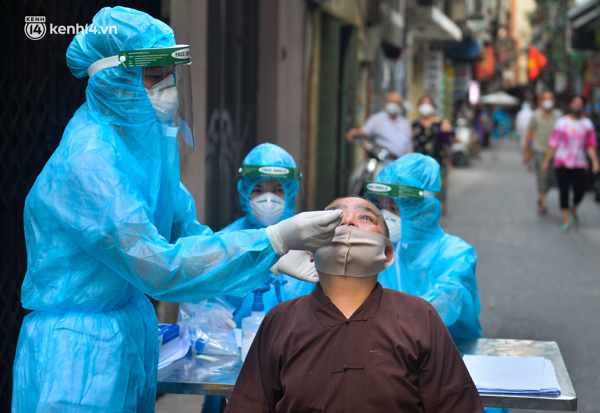Ảnh: Lấy mẫu xét nghiệm cho 5.000 người trong 2 khu dân cư ở Hà Nội vì liên quan chùm ca bệnh Covid-19 - Ảnh 4.