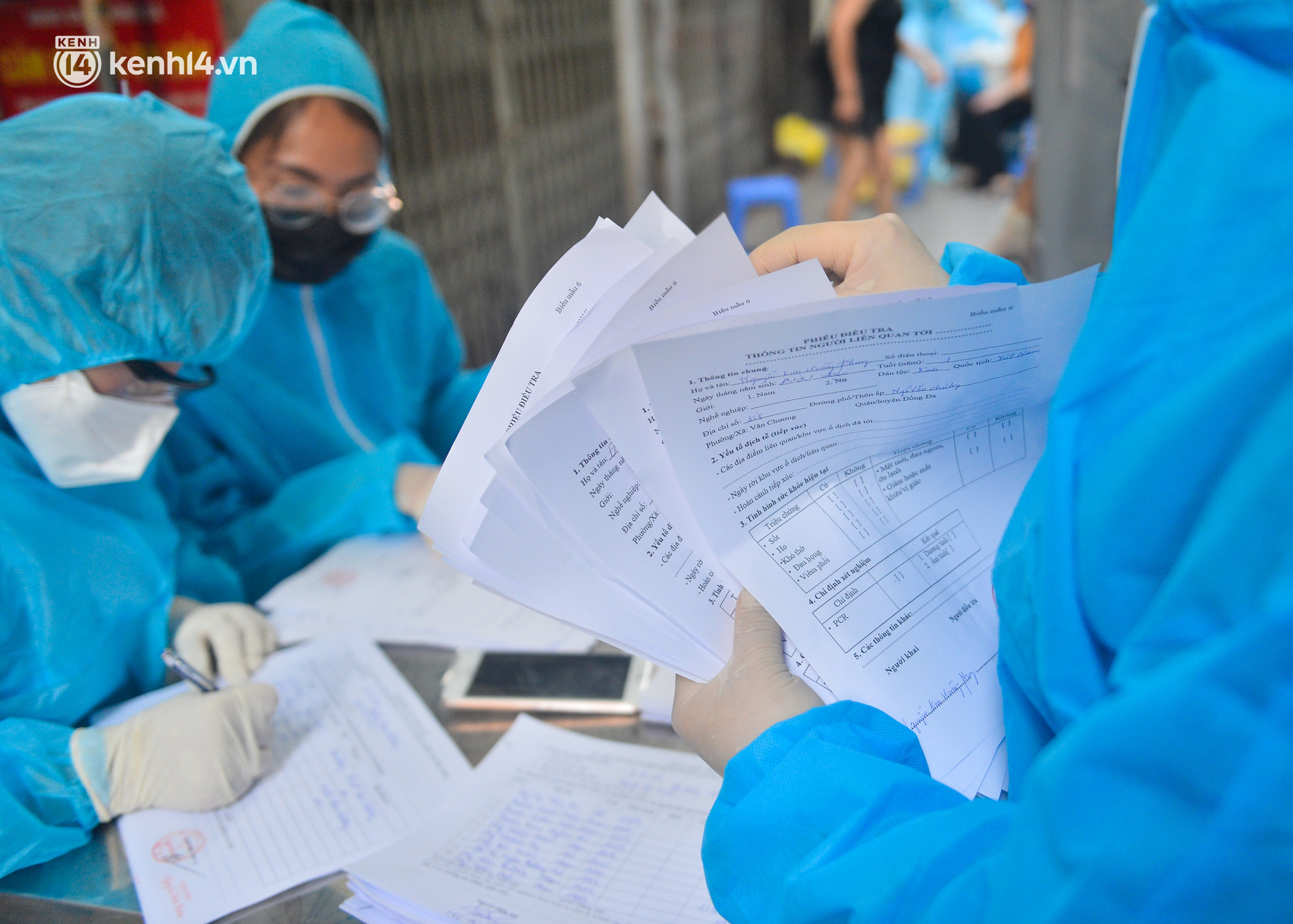 Ảnh: Lấy mẫu xét nghiệm cho 5.000 người trong 2 khu dân cư ở Hà Nội vì liên quan chùm ca bệnh Covid-19 - Ảnh 5.