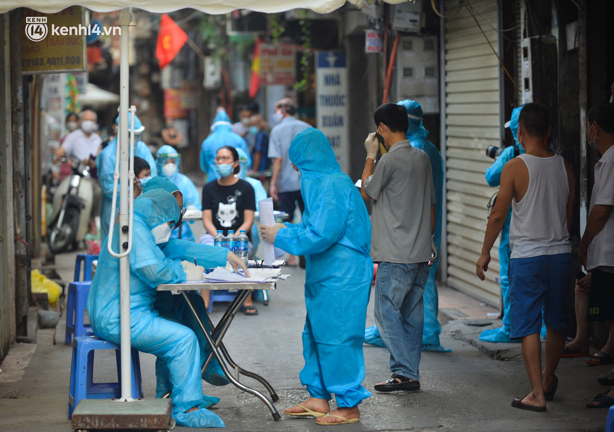 Ảnh: Lấy mẫu xét nghiệm cho 5.000 người trong 2 khu dân cư ở Hà Nội vì liên quan chùm ca bệnh Covid-19 - Ảnh 12.
