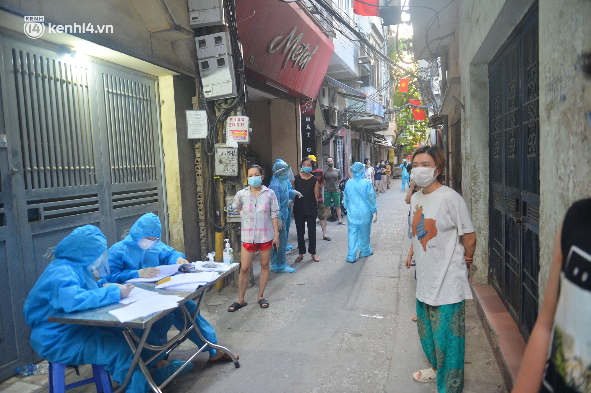 Ảnh: Lấy mẫu xét nghiệm cho 5.000 người trong 2 khu dân cư ở Hà Nội vì liên quan chùm ca bệnh Covid-19 - Ảnh 3.