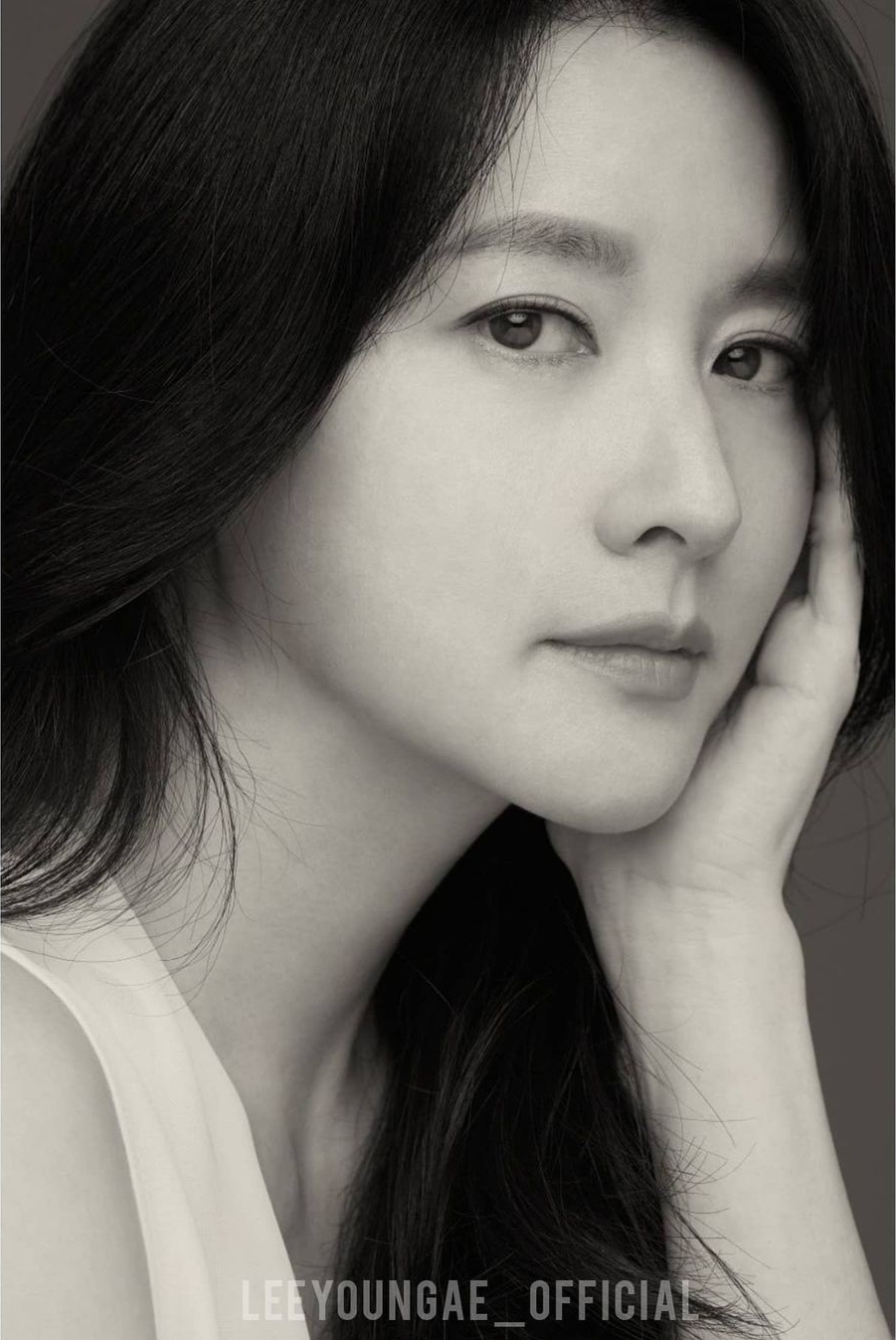 Đỉnh cao nhan sắc là 50 tuổi có được visual như Lee Young Ae, bộ ảnh mới sát rạt mặt của quốc bảo sắc đẹp này là minh chứng - Ảnh 3.