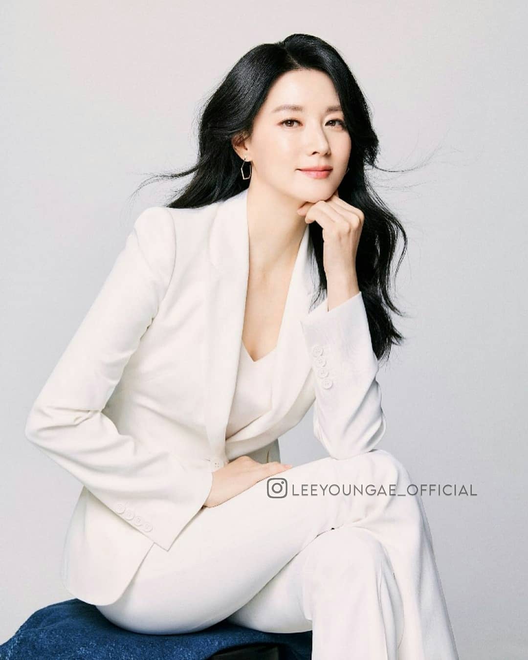 Đỉnh cao nhan sắc là 50 tuổi có được visual như Lee Young Ae, bộ ảnh mới sát rạt mặt của quốc bảo sắc đẹp này là minh chứng - Ảnh 10.