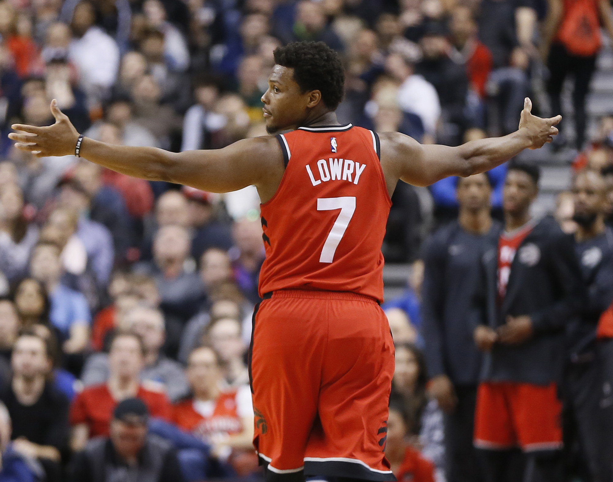 Toronto Raptors gây tranh cãi với quyết định treo số áo của Kyle Lowry - Ảnh 1.