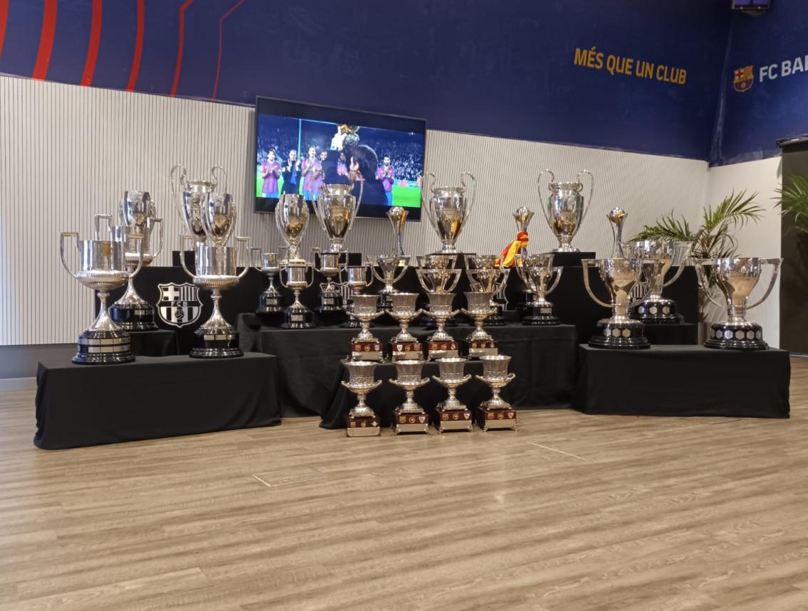 Cổ động viên vây kín bên ngoài sân Camp Nou trong ngày Messi bật khóc chia tay Barcelona - Ảnh 6.