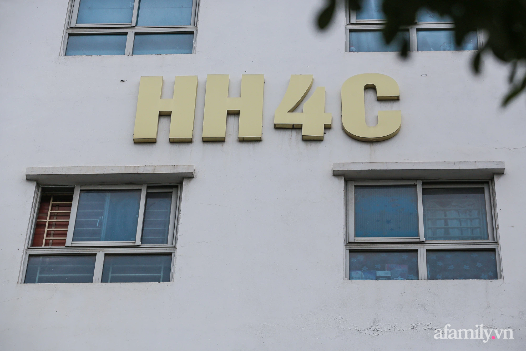 Hà Nội: Phong tỏa tạm thời chung cư HH4C Linh Đàm, thông báo cư dân tạm thời không rời khỏi nơi cư trú - Ảnh 2.