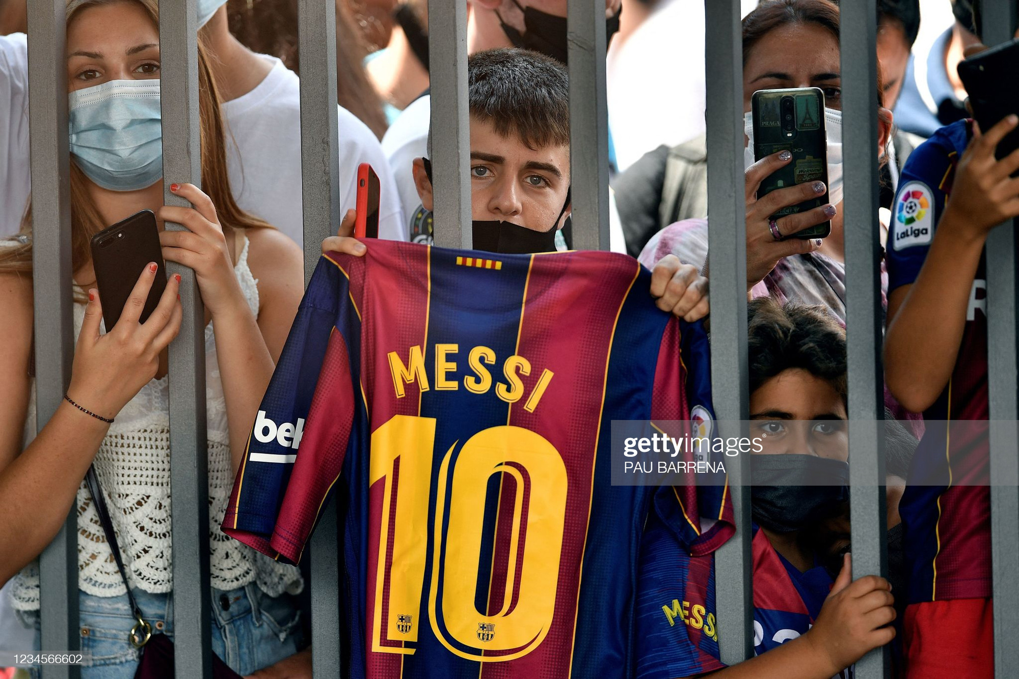 Cổ động viên vây kín bên ngoài sân Camp Nou trong ngày Messi bật khóc chia tay Barcelona - Ảnh 8.