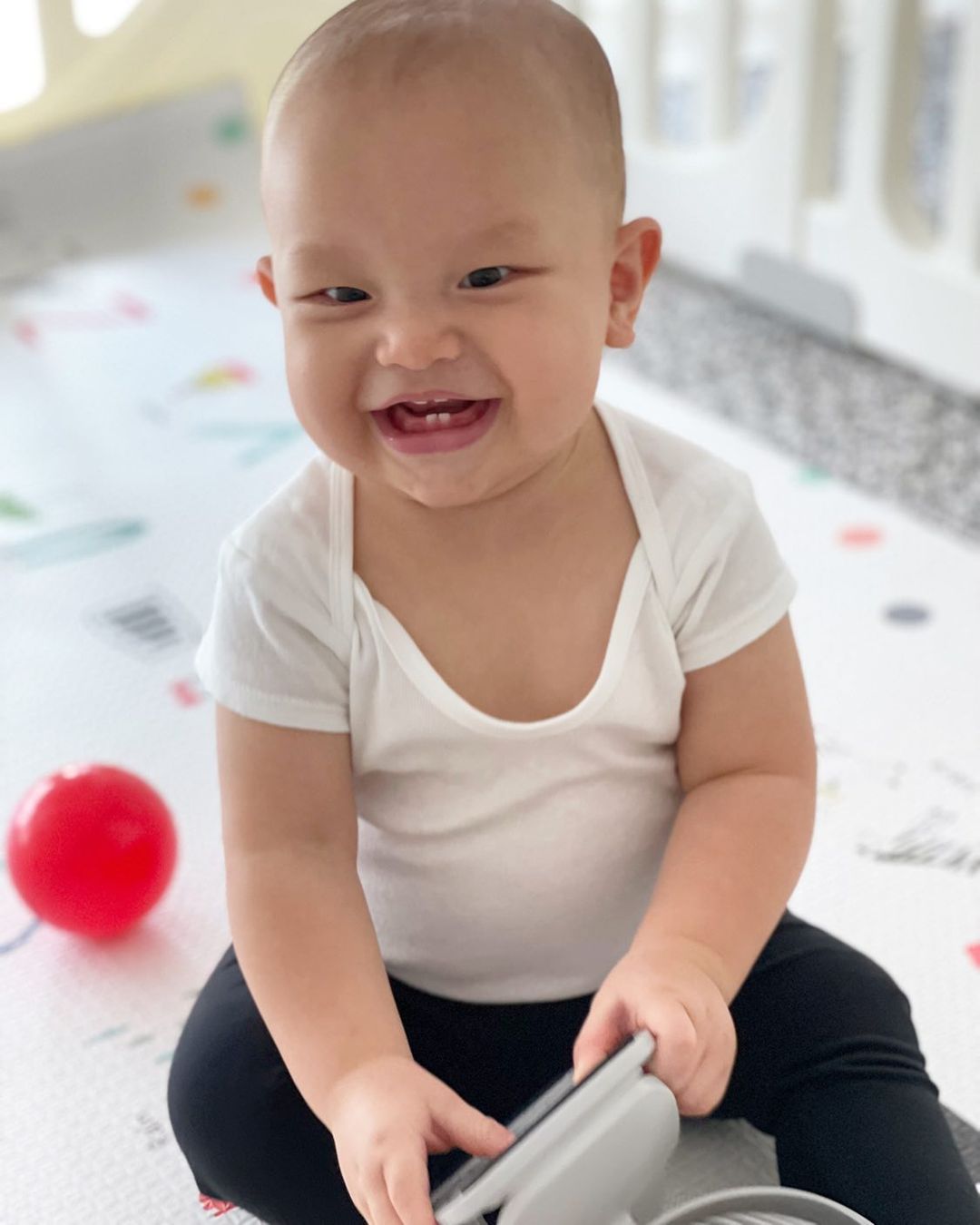 Út cưng Leon nhà Hồ Ngọc Hà mới 9 tháng tuổi mà đã lớn bằng bé 12 tháng, có một đặc điểm khiến ai nhìn cũng bật cười - Ảnh 2.