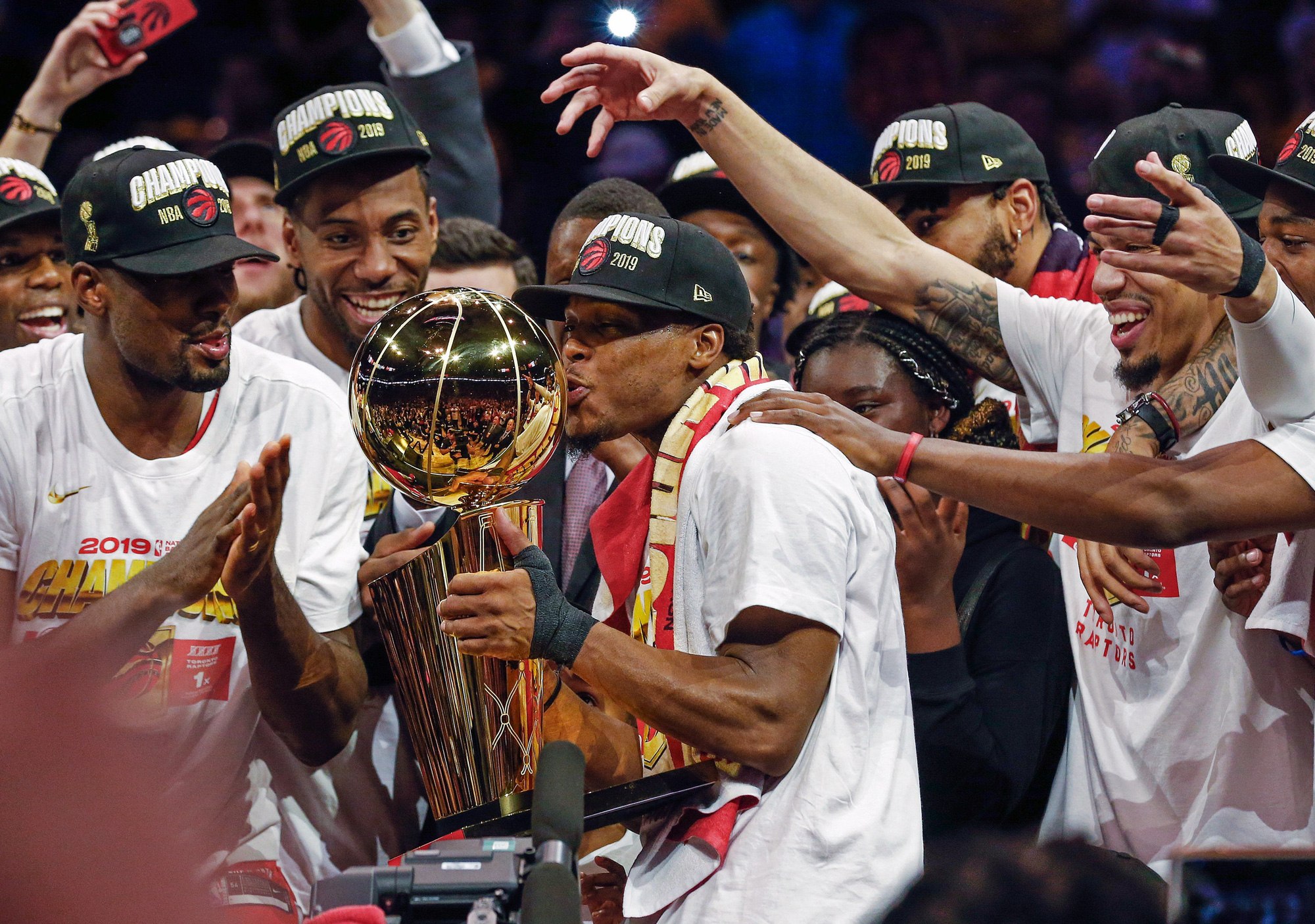 Toronto Raptors gây tranh cãi với quyết định treo số áo của Kyle Lowry - Ảnh 11.