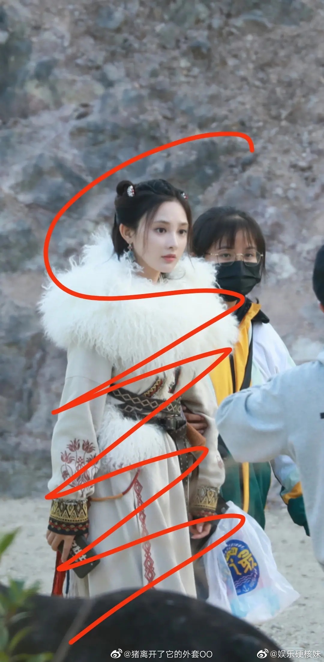 Bành Tiểu Nhiễm bị tố bê nguyên tạo hình Đông Cung sang phim mới, netizen tranh cãi: Miễn đẹp là được - Ảnh 4.
