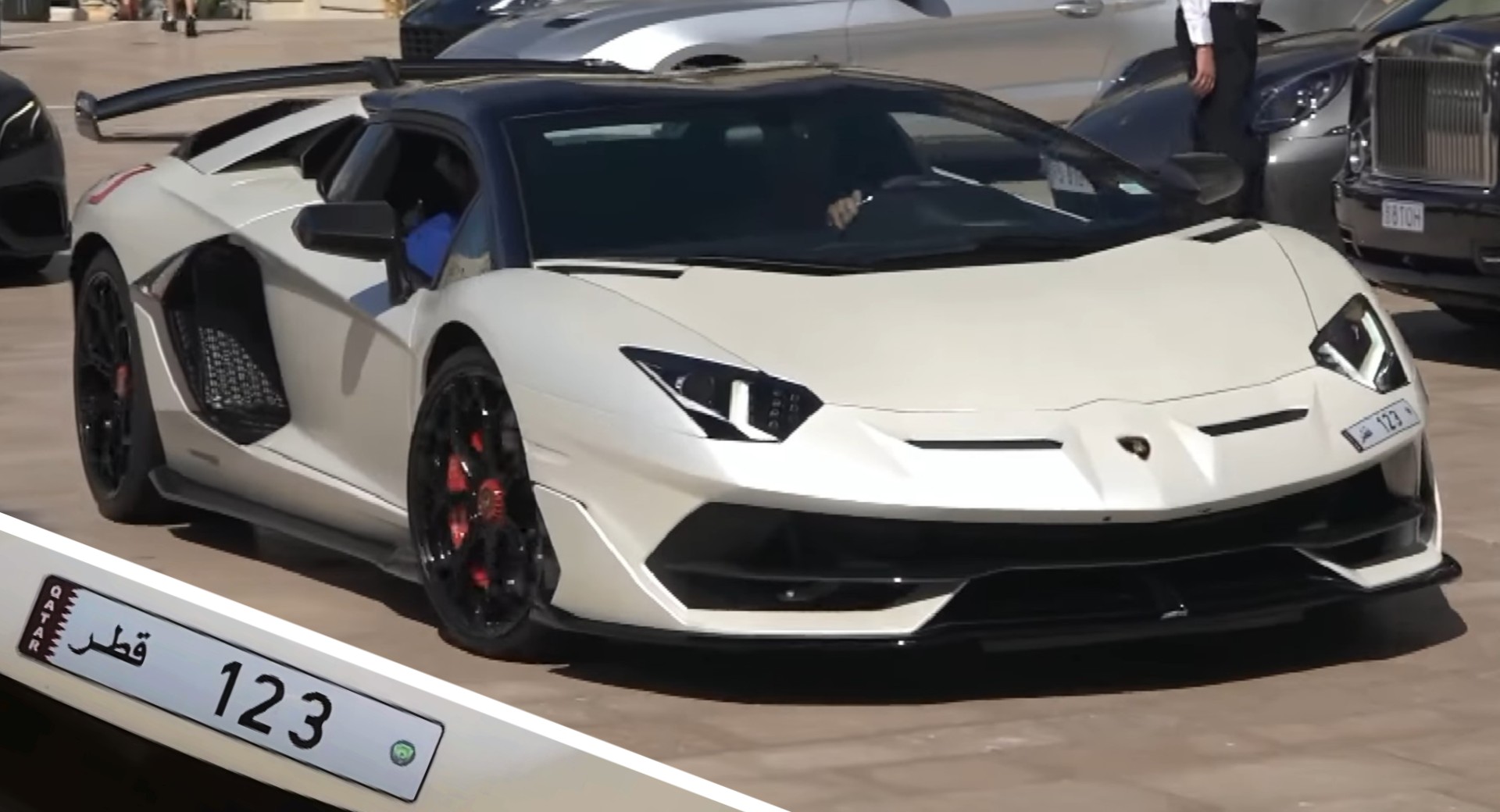Lamborghini Aventador SVJ Roadster gắn biển số hơn 270 tỷ đồng đủ mua hẳn 2 chiếc Bugatti Divo - Ảnh 1.