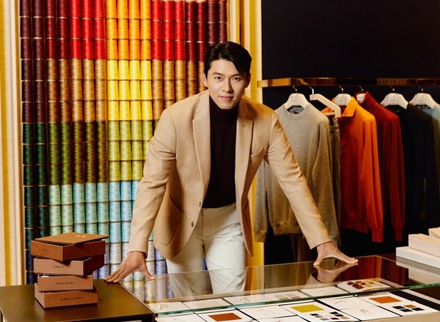 Hyun Bin bị soi mặc lại đồ cũ nhưng gây chú ý lại là chi tiết có liên quan đến Son Ye Jin, fan thảng thốt: Đúng là có người yêu khác hẳn - Ảnh 2.