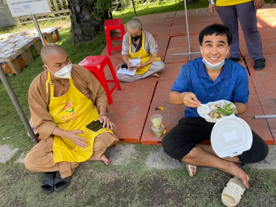 Ngày sinh nhật vợ, Quyền Linh: Anh đi lo cho bà con đây, hết dịch lo cho bà xã nhé - Ảnh 1.