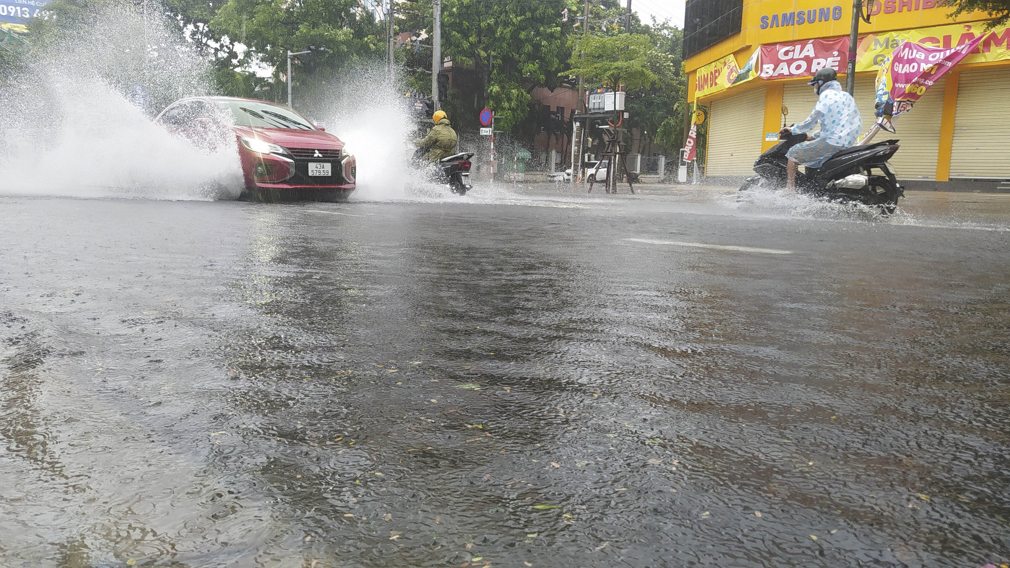 Nhiều tuyến phố ở Đà Nẵng &quot;biến thành sông&quot; sau mưa lớn kéo dài - Ảnh 8.
