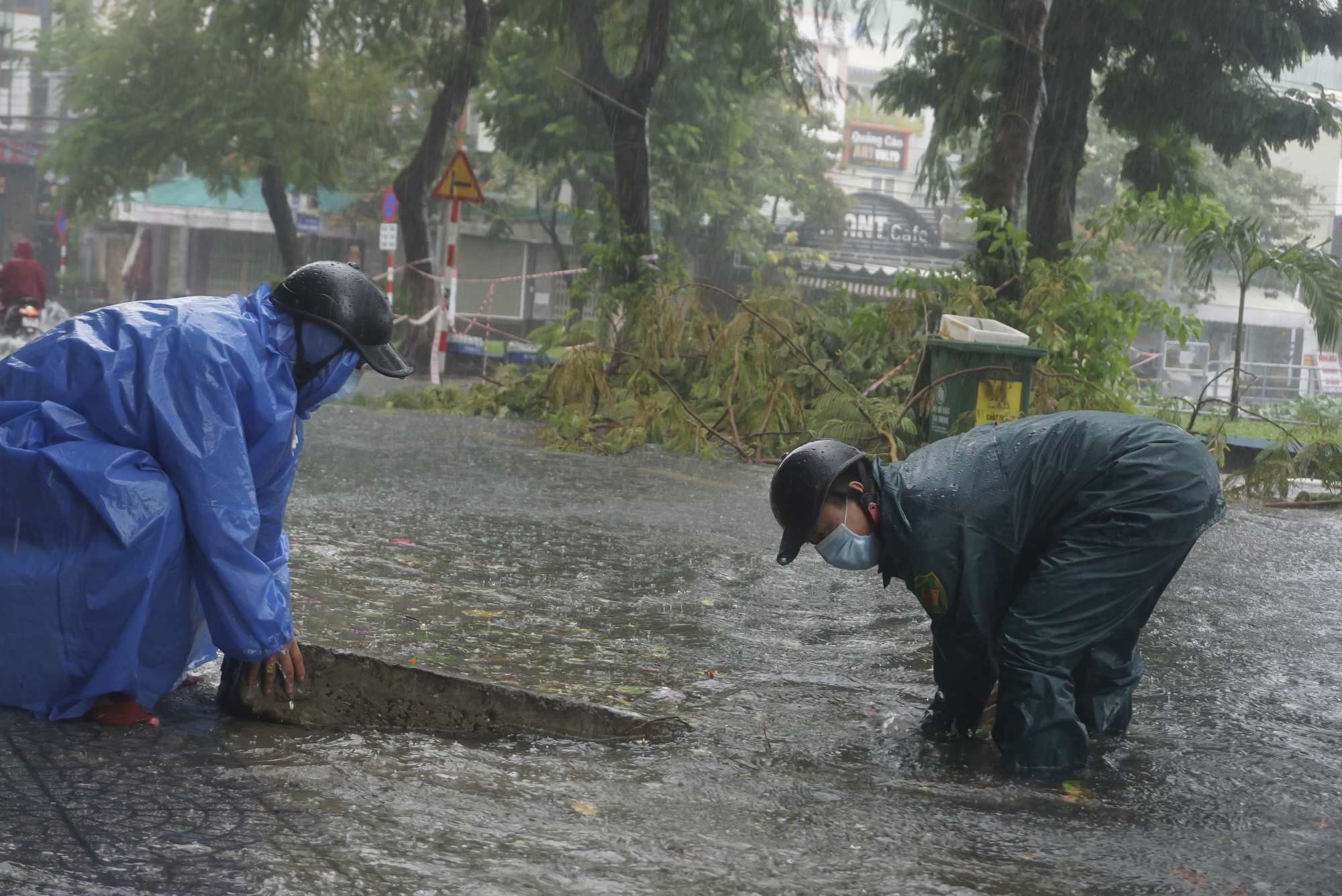 Nhiều tuyến phố ở Đà Nẵng &quot;biến thành sông&quot; sau mưa lớn kéo dài - Ảnh 9.