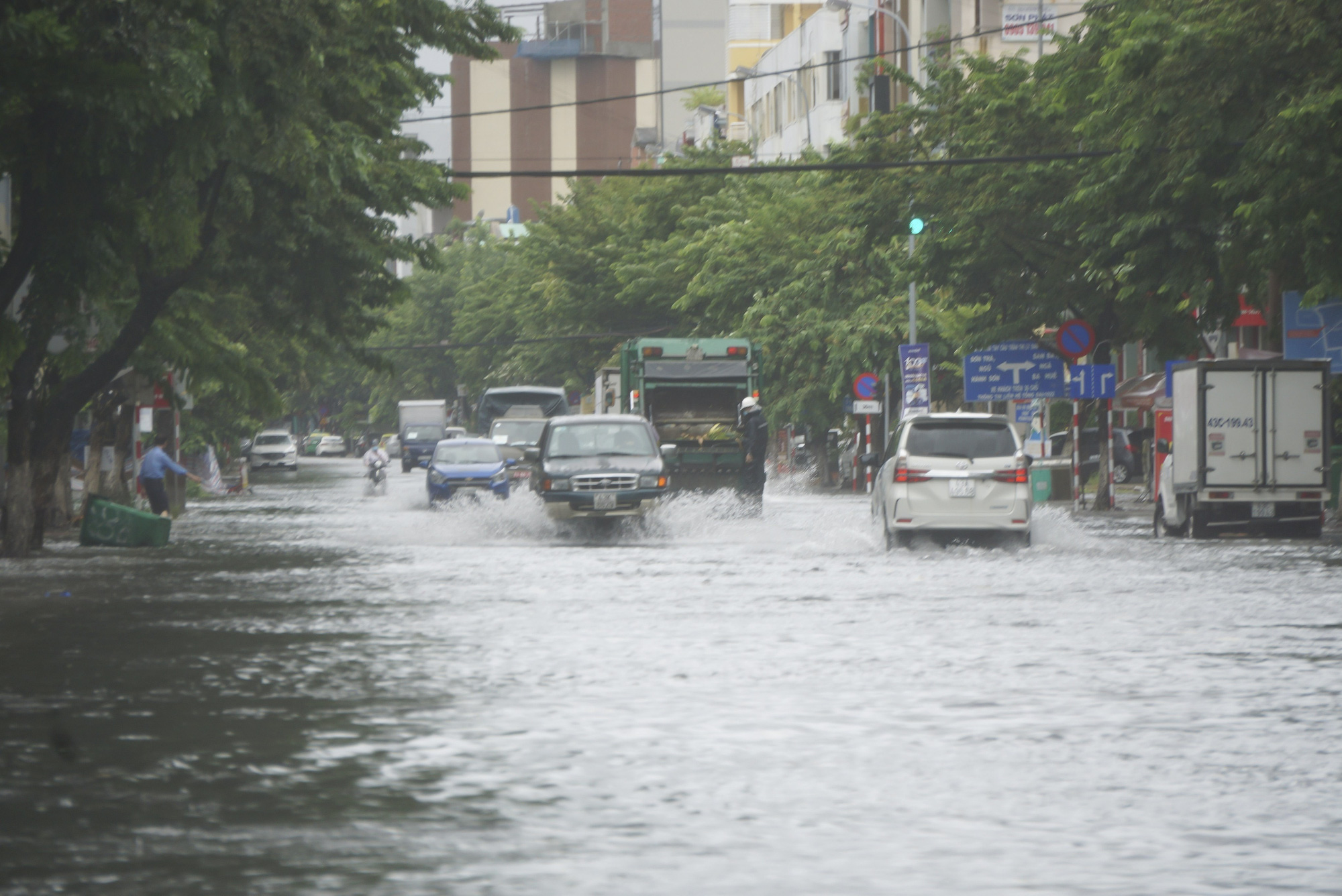 Nhiều tuyến phố ở Đà Nẵng &quot;biến thành sông&quot; sau mưa lớn kéo dài - Ảnh 10.