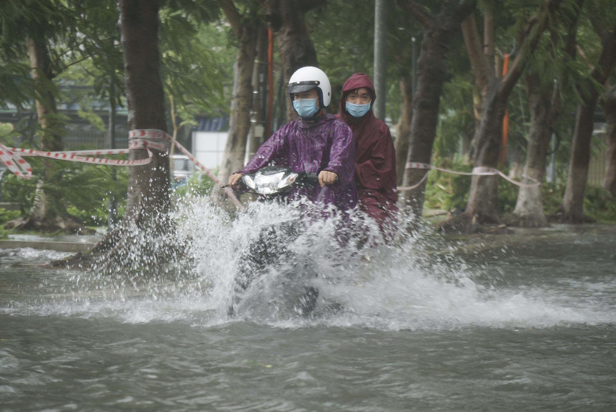 Nhiều tuyến phố ở Đà Nẵng &quot;biến thành sông&quot; sau mưa lớn kéo dài - Ảnh 11.