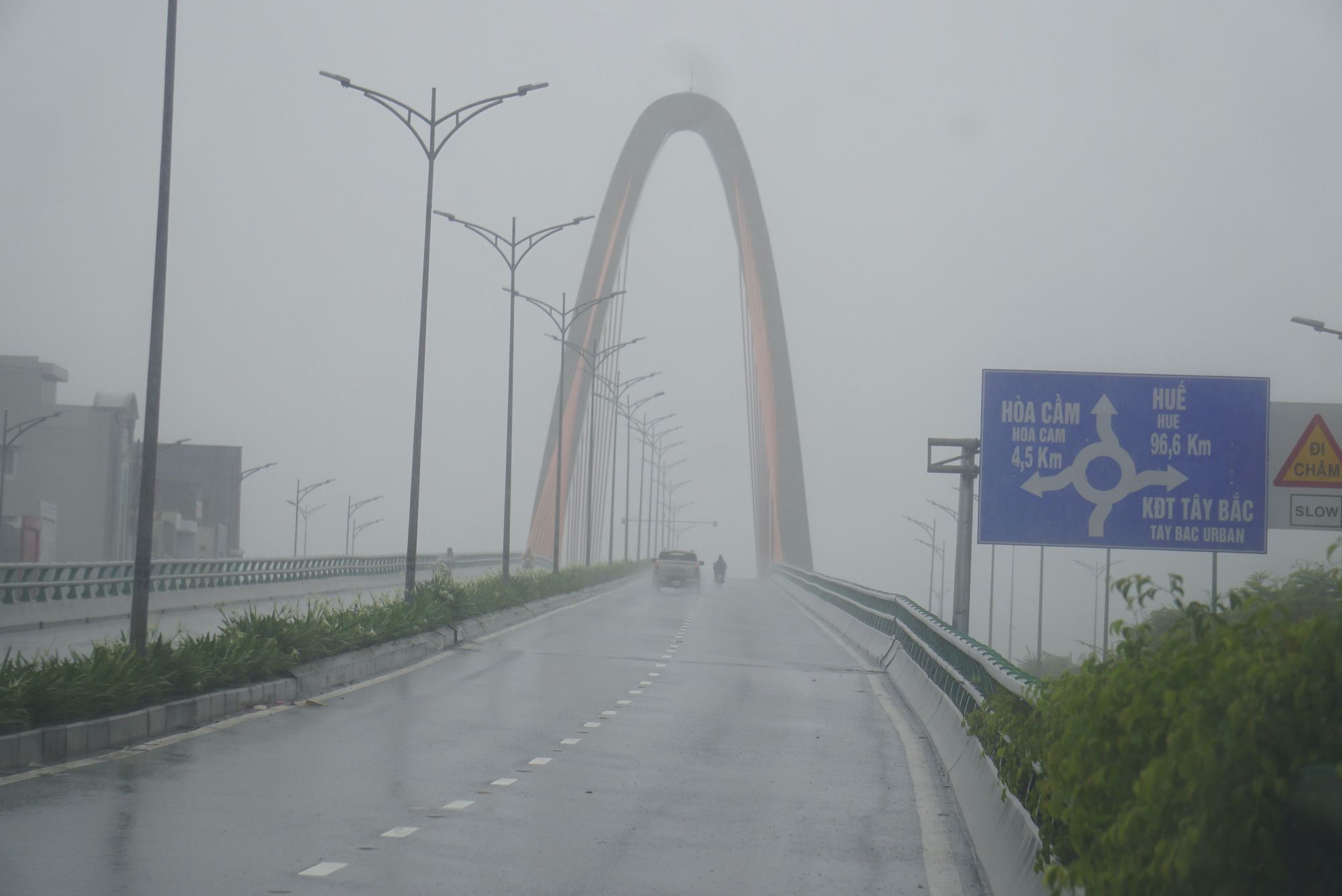 Nhiều tuyến phố ở Đà Nẵng &quot;biến thành sông&quot; sau mưa lớn kéo dài - Ảnh 14.