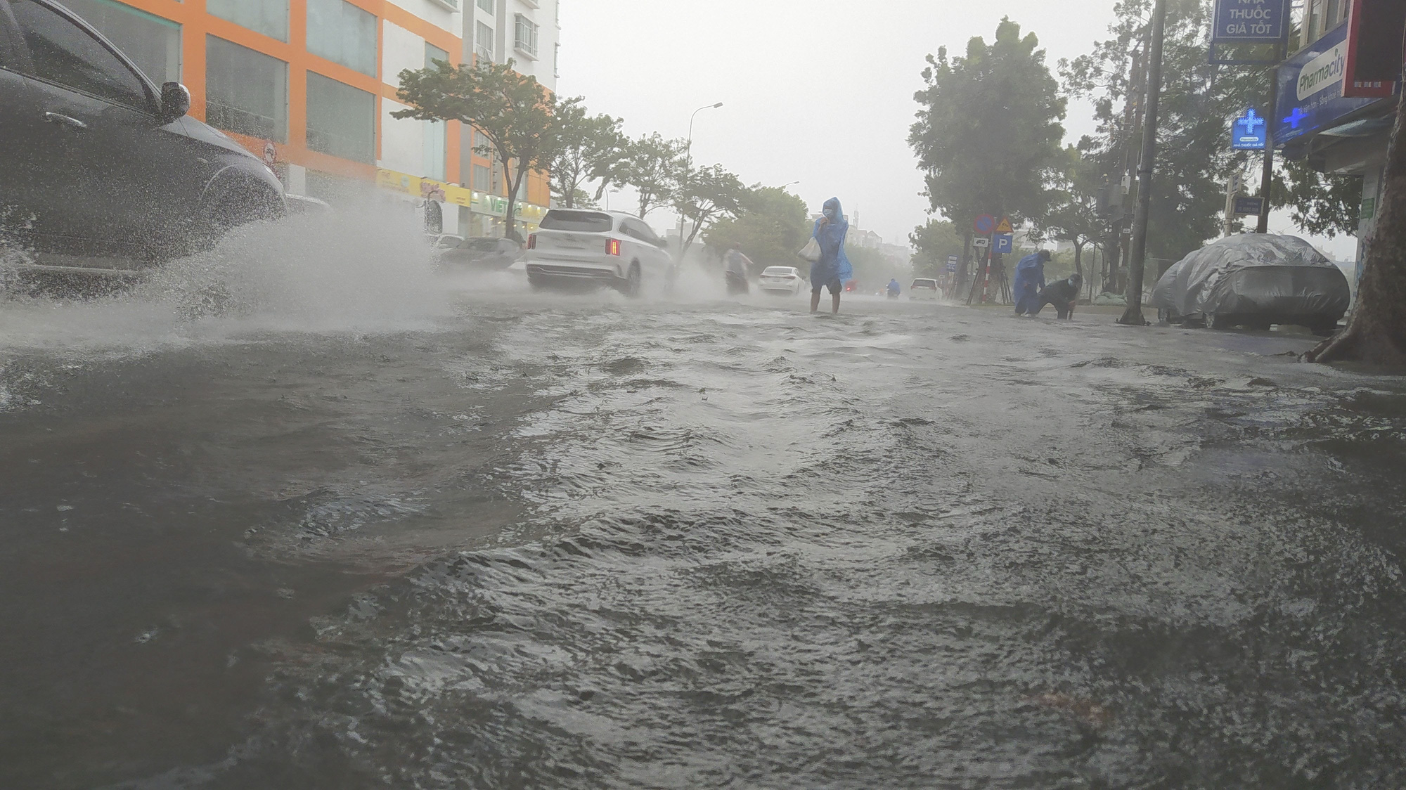 Nhiều tuyến phố ở Đà Nẵng &quot;biến thành sông&quot; sau mưa lớn kéo dài - Ảnh 2.