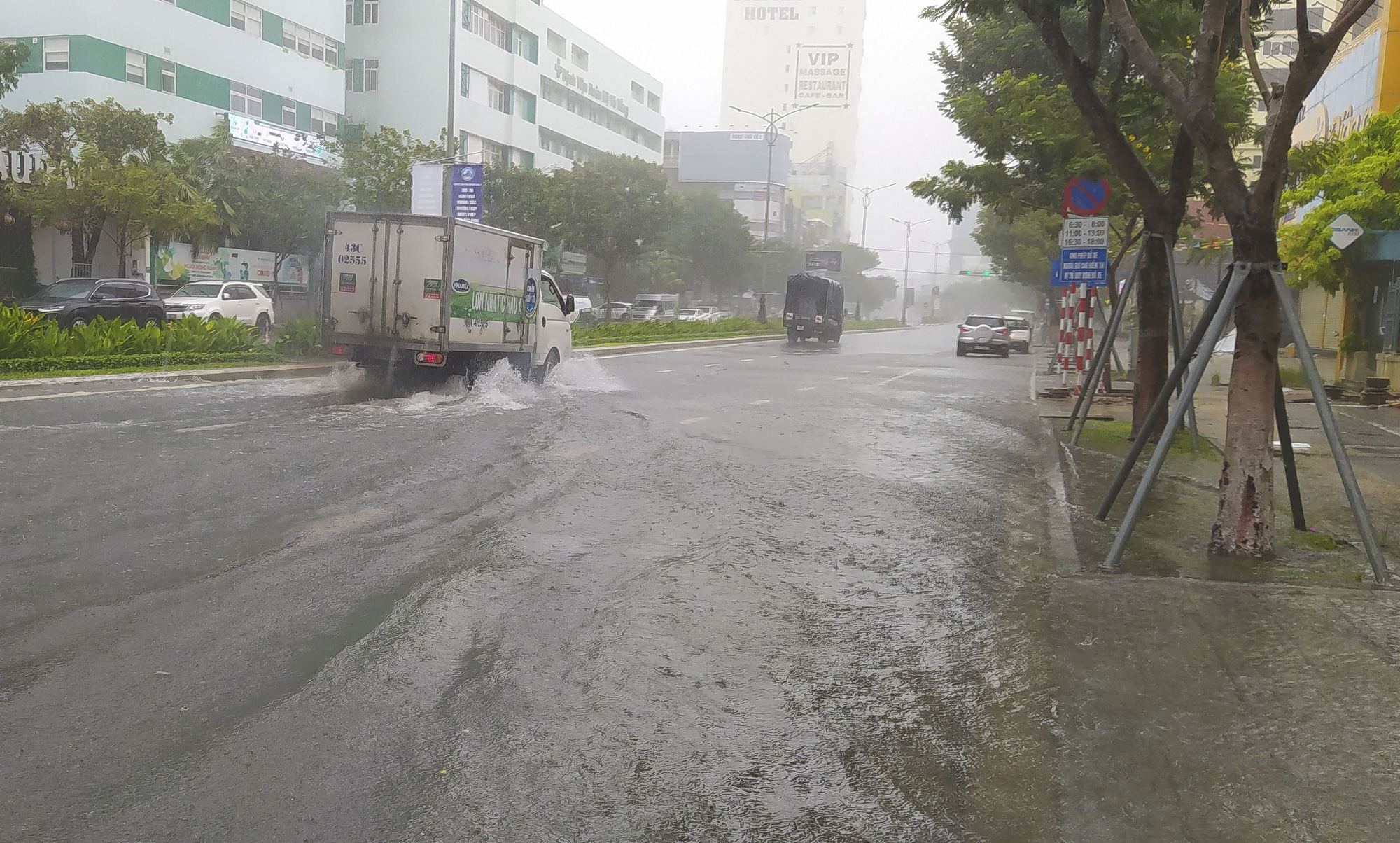 Nhiều tuyến phố ở Đà Nẵng &quot;biến thành sông&quot; sau mưa lớn kéo dài - Ảnh 3.