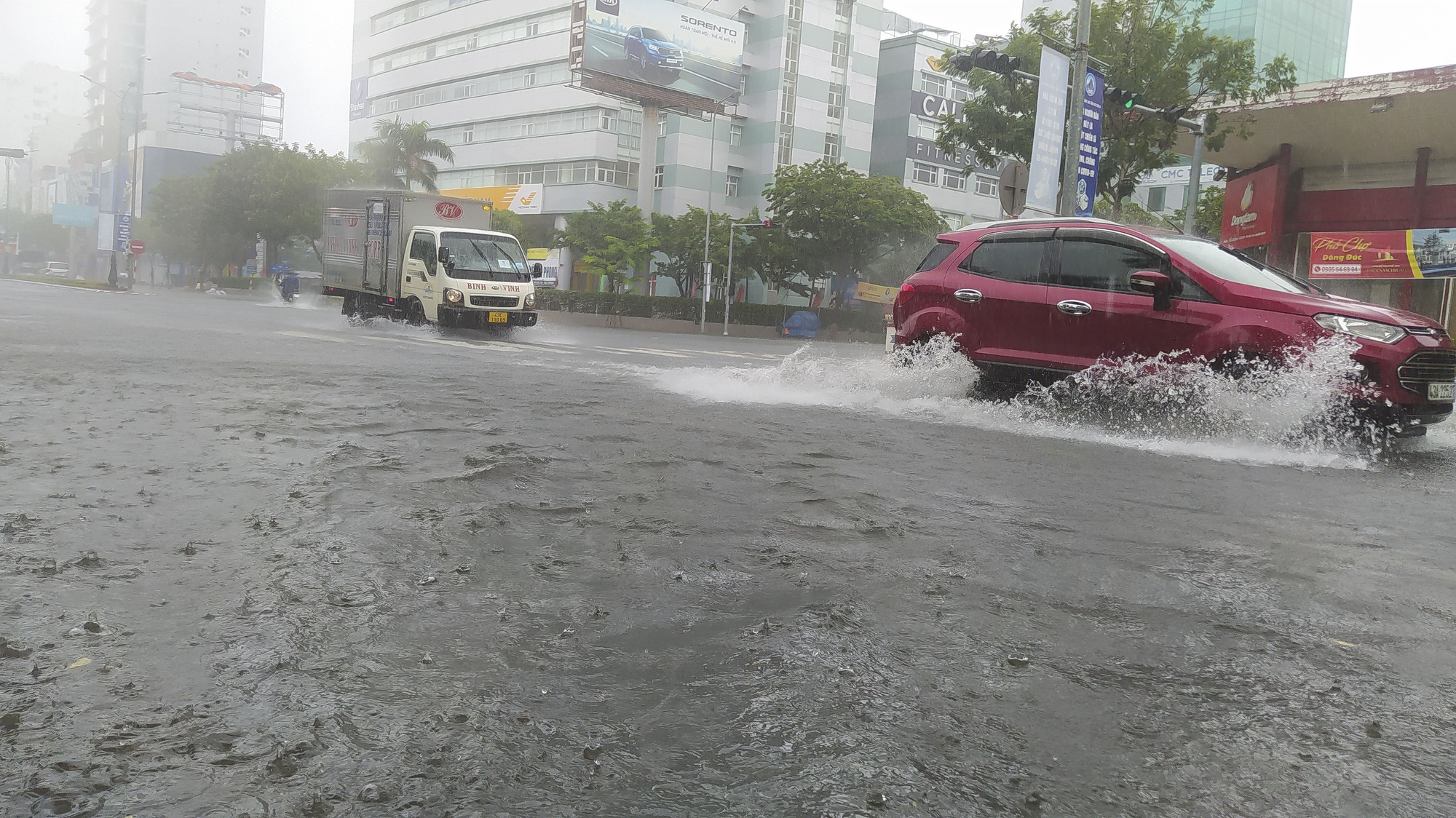 Nhiều tuyến phố ở Đà Nẵng &quot;biến thành sông&quot; sau mưa lớn kéo dài - Ảnh 4.