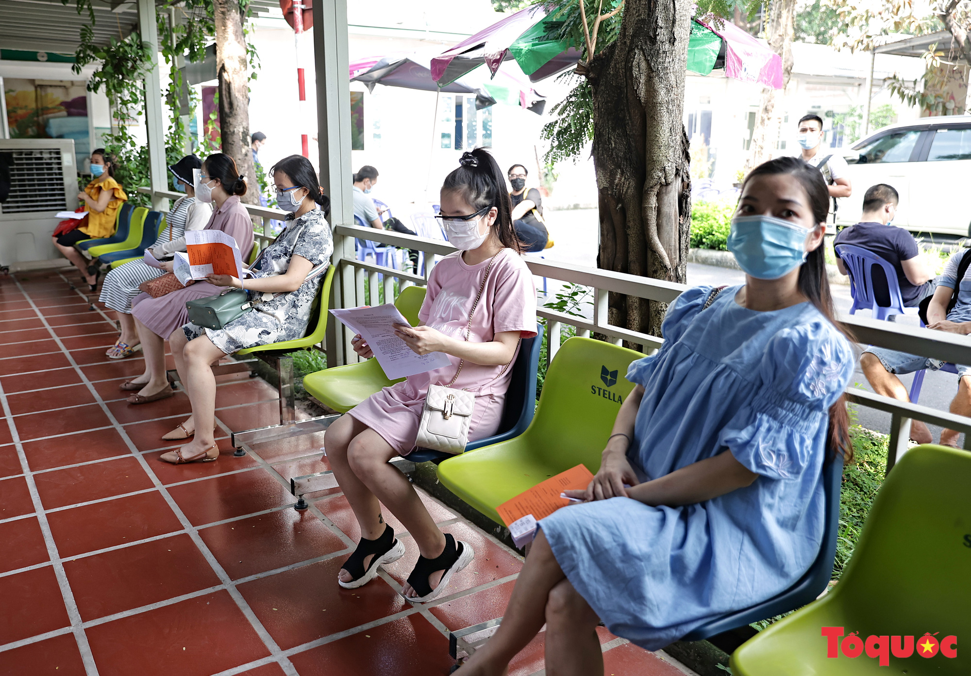 Hà Nội tổ chức tiêm vắc xin phòng Covid-19 cho hơn 1000 phụ nữ mang thai - Ảnh 2.