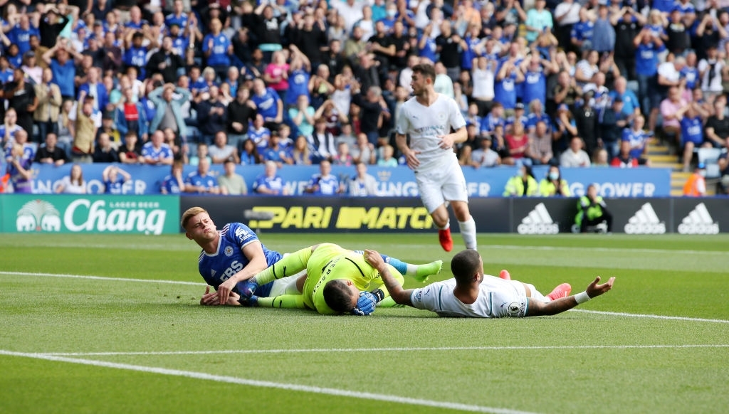 Đồng đội trên tuyển của Ronaldo tỏa sáng giúp Man City vượt ải Leicester  - Ảnh 3.